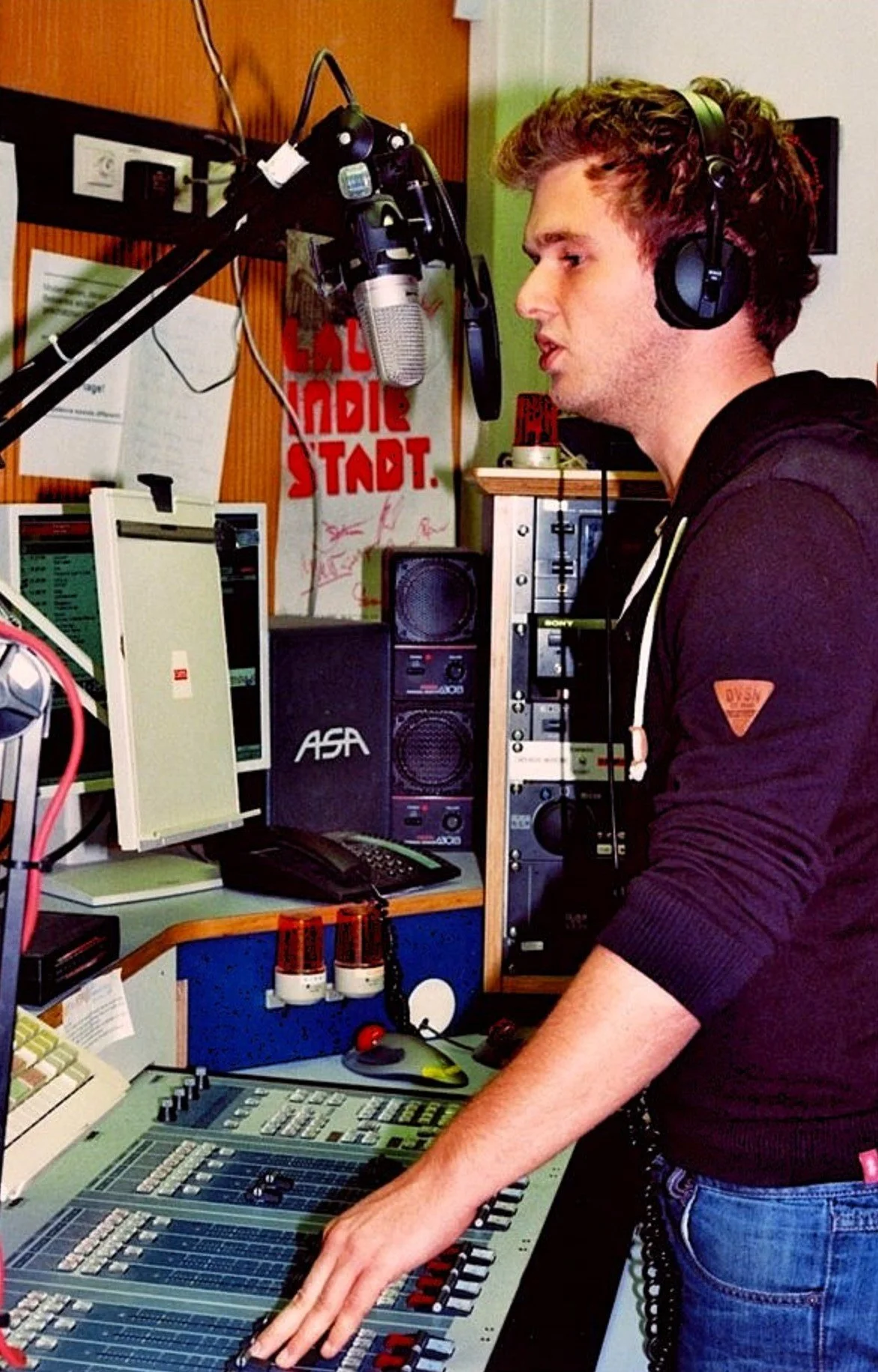 Wer als Studierender an der Mediaschool Bayern M94,5 mitmachen will, braucht eine wunderschöne Stimme, Herzblut und viel Engagement - an nur einem Tag in der Woche