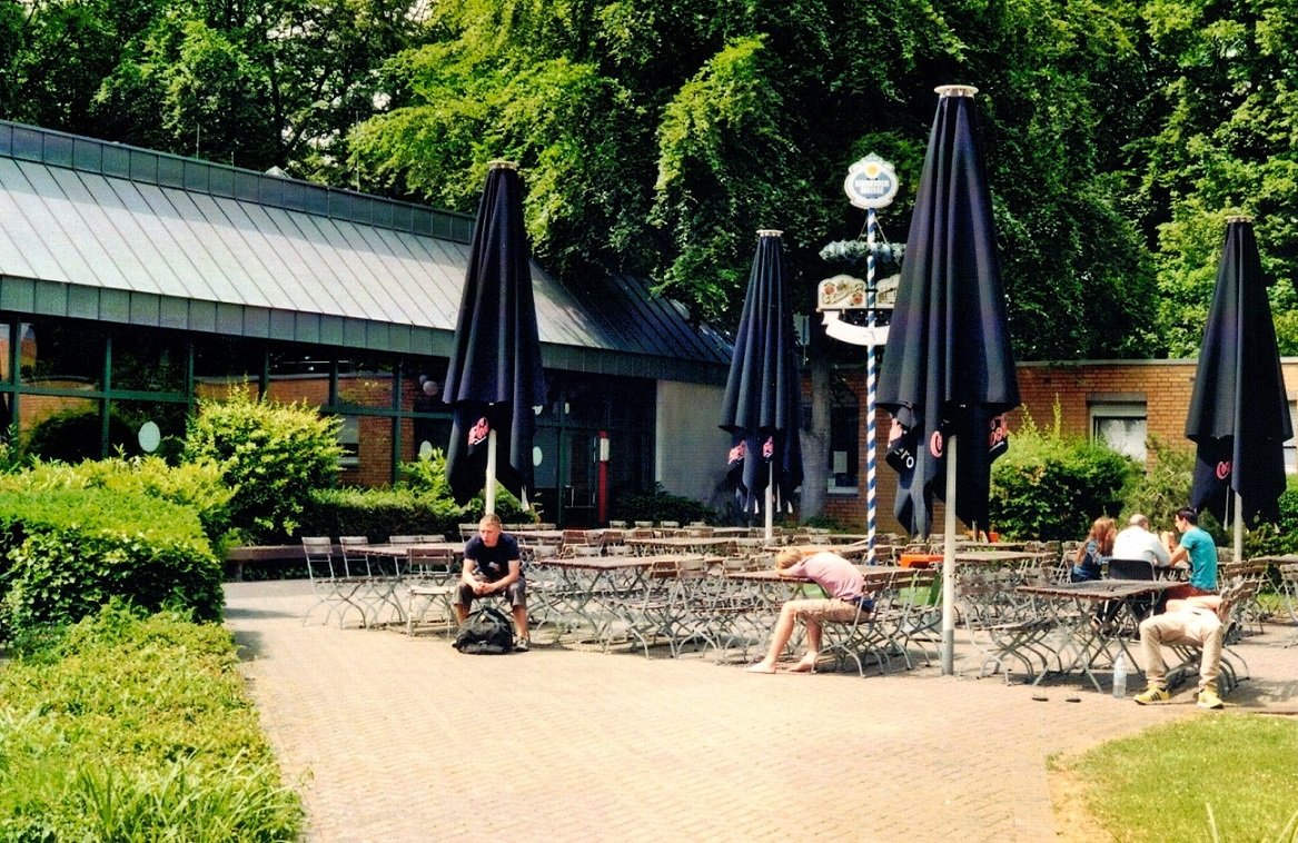 Auch einen bayerischen Biergarten und eine Mensa (hinten) gibt es an der Deutschen Sporthochschule Köln.
