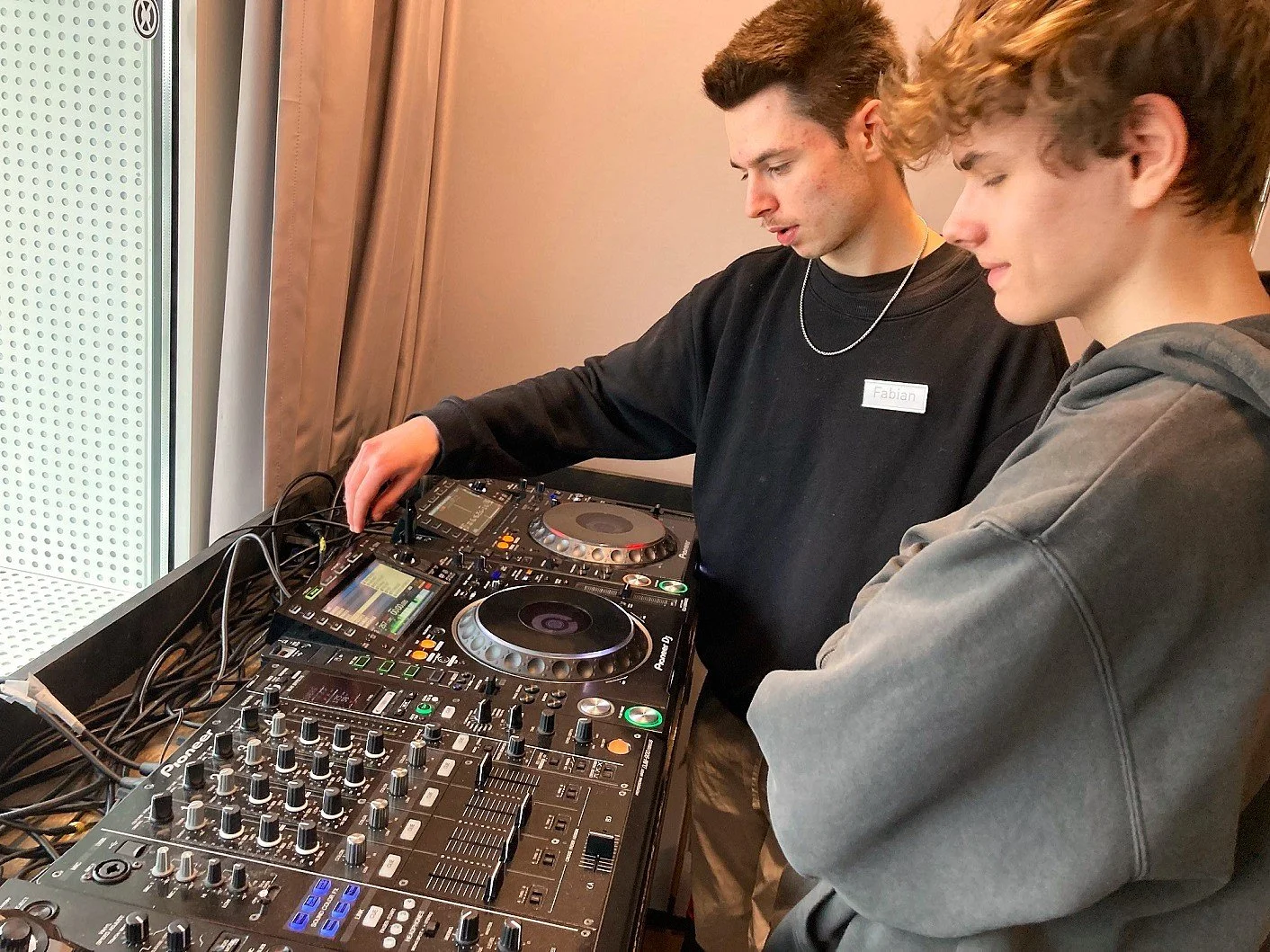 Producing wird für Studierende im Musikbusiness als eines der Nebenfächer im musikalischen Bereich des Studiums an der Popakademie angeboten.