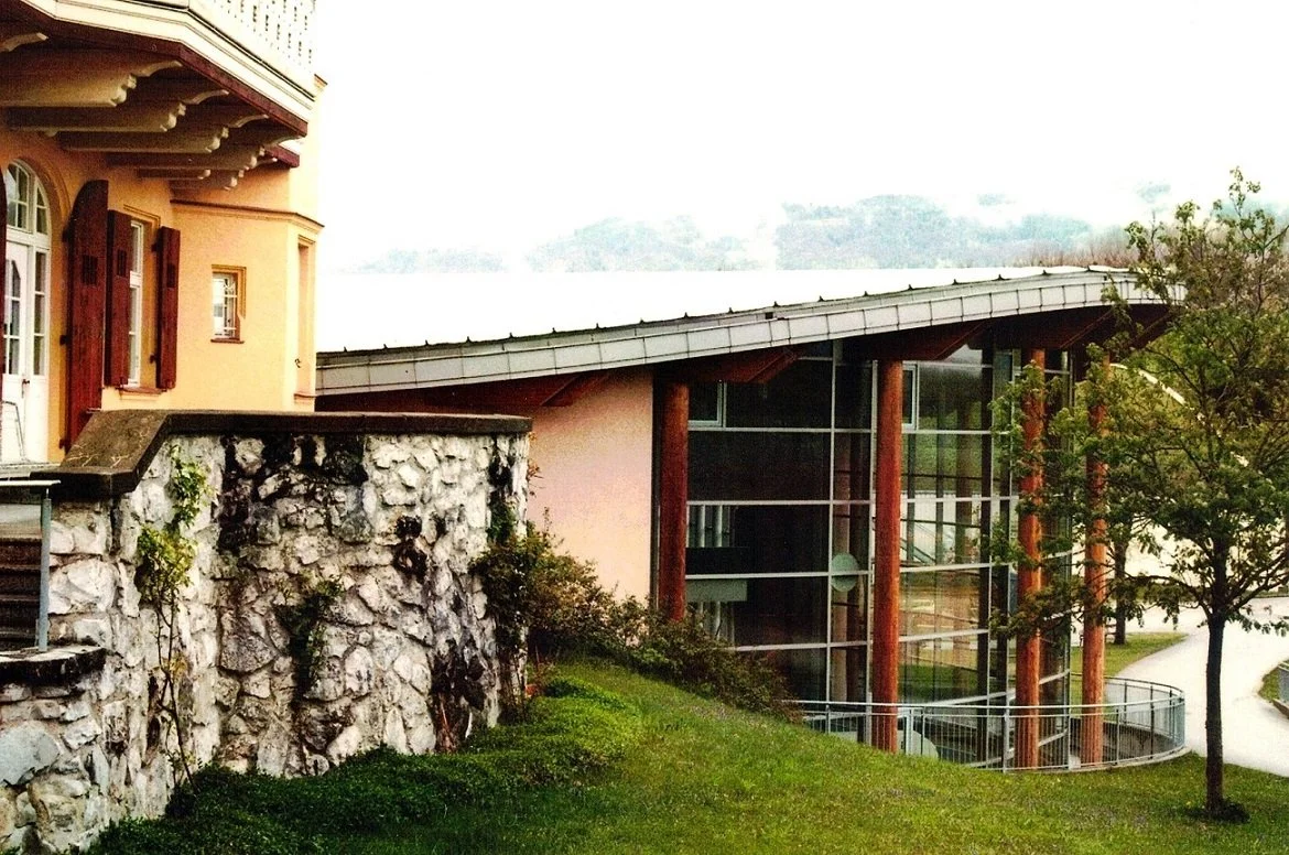 Das Universitäts- und Landessportzentrum Salzburg (ULSZ-Rif) der Universität Salzburg in Hallein ist in 30 Minuten mit dem Bus aus der Innenstadt gut erreichbar