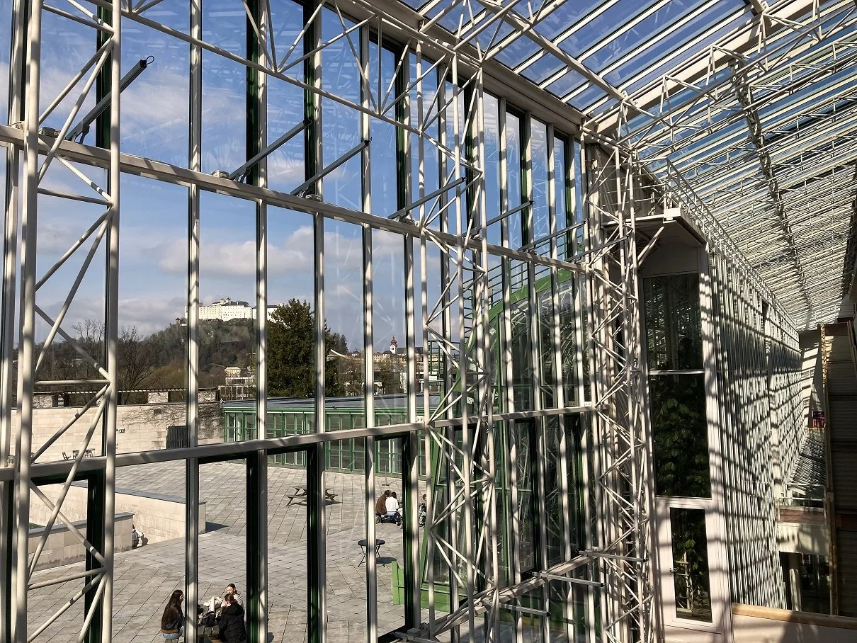 Von der Uni Salzburg zur Festung Hohensalzburg (im Hintergrund), zur Getreidegasse in der Altstadt oder zur Salzach ist es nicht weit - alles ist mit dem O-Bus oder dem Fahrrad schnell erreichbar