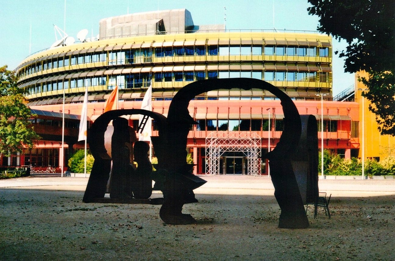 “Platz der Köpfe” auf dem Mainzer Lerchenberg - der Eingang ins Sendezentrum des ZDF