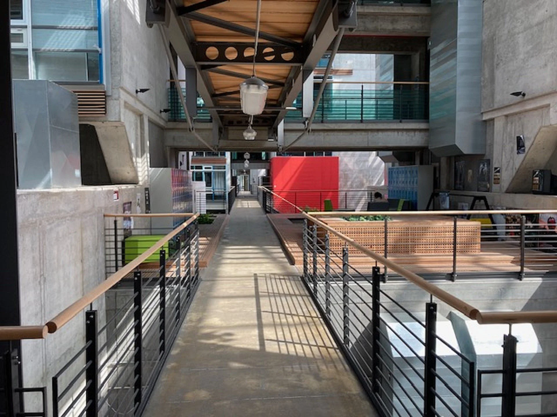 Die Filmuniversität Babelsberg besteht aus 6 Häusern, die mit einer Stahl-Glasfassade ummantelt und über Brücken und Treppen miteinander vernetzt sind. Foto: Uwe Kästner