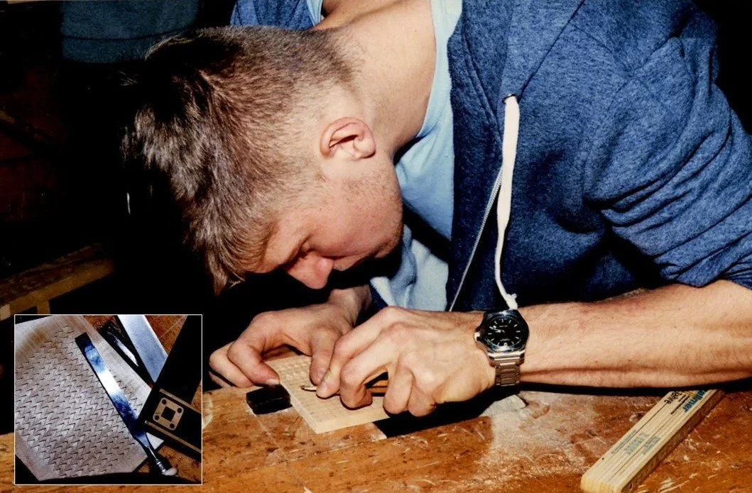 Schreiner-Ausbildung an der Berufsfachschule für Holz und Gestaltung in Garmisch-Partenkirchen: Kerbschnitzen - Max gestaltet eine Haustür für einen Garmischer Kunden