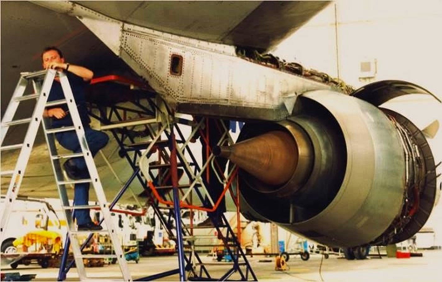 Ausbildung Fluggerätmechaniker Lufthansa: Im dritten Jahr arbeitet jeder schon direkt am Flugzeug und wird später bedarfsabhängig auf die Lizenz für ein bestimmtes Flugzeugmuster vorbereitet