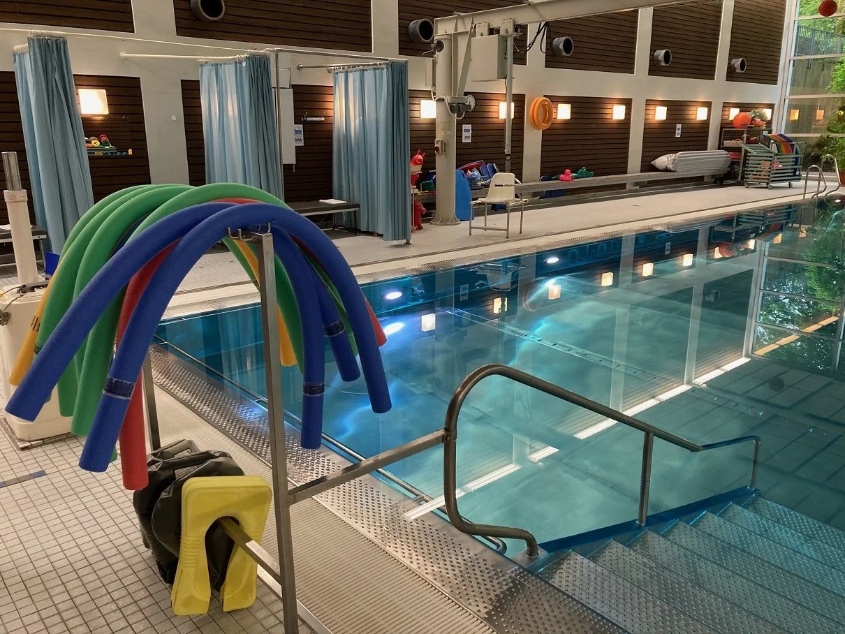 Zu den Angeboten für Patienten im Wasser am LMU Klinikum Großhadern gehören Wassergymnasitik, freies Schwimmen, Techniktraining und Stilverbesserung sowie Physiotherapie für Arthrose- und Wirbelsäulen-Patienten: Einzeln oder in kleinen Grüßßen.