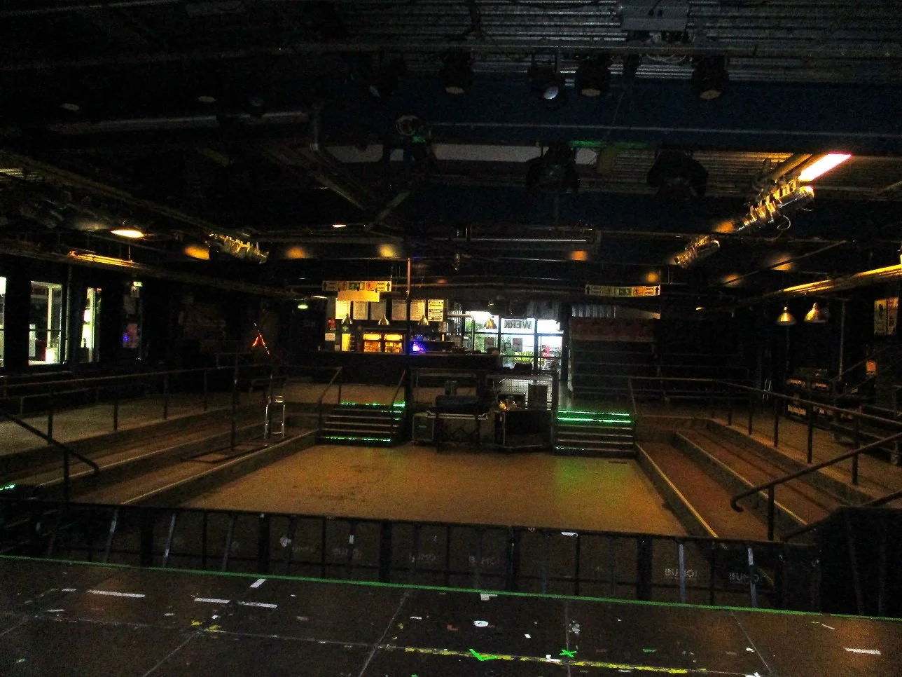 Jeden Abend eine andere Band - die große Public-Audience Lautsprecheranlage zur Beschallung des Publikums ist im Backstage jedoch fest installiert.