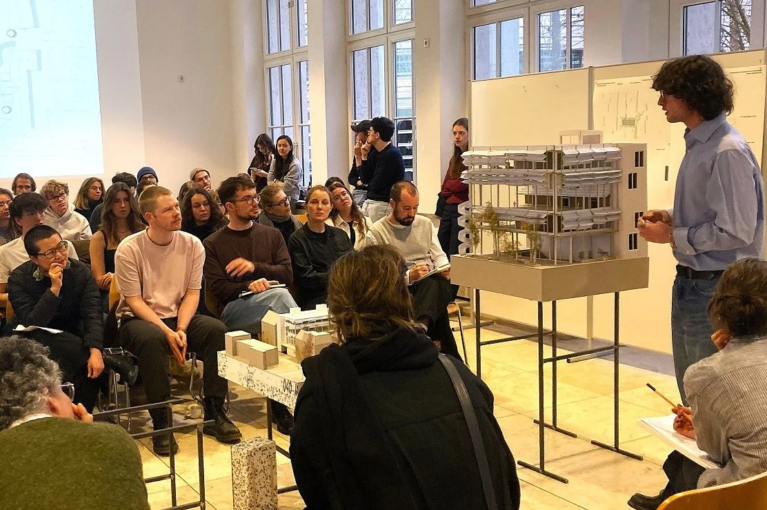 Architektur TUM: Edoardo Costadura präsentiert die Entwürfe seiner Gruppe für den Munich Athletic Club.