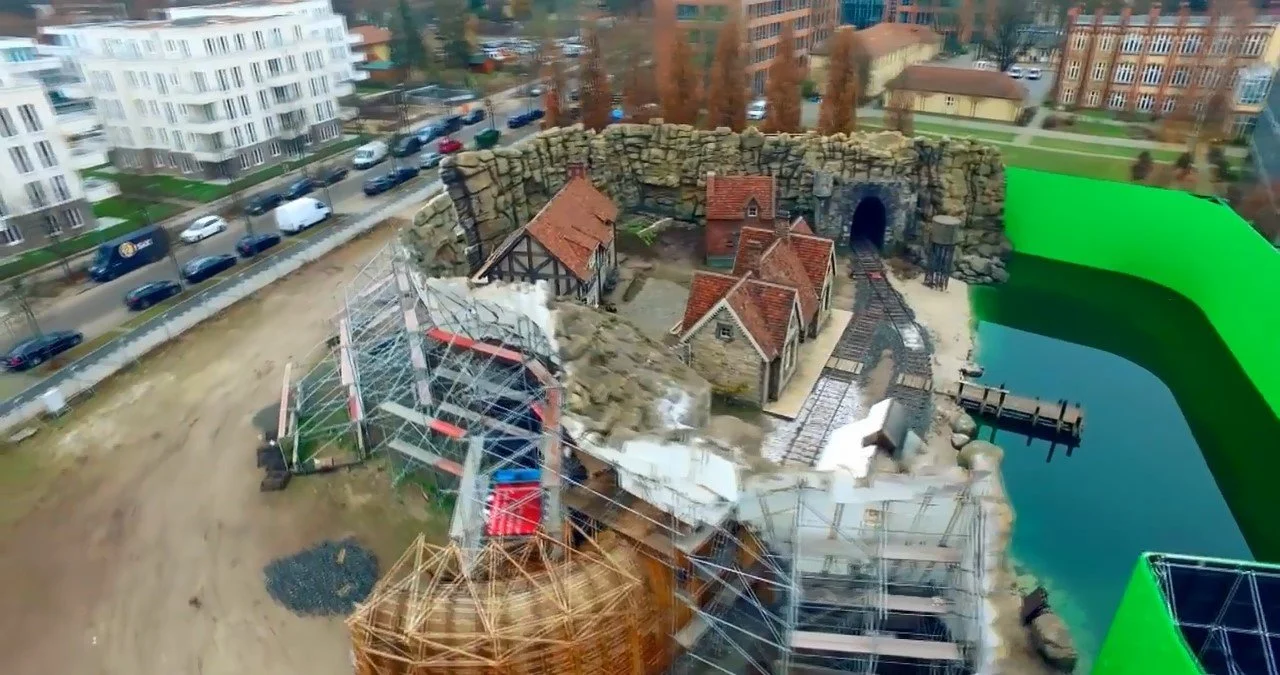 Das Set von “Jim Knopf und Lukas der Lokomotivführer” gegenüber der Filmuniversität Babelsberg