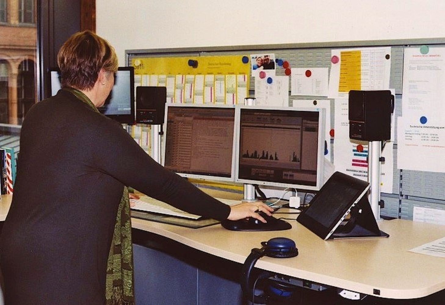 Birgit Schmeitzner bei ihrer Arbeit als BR-Korrespondentin im ARD Hauptstadtstudio in Berlin