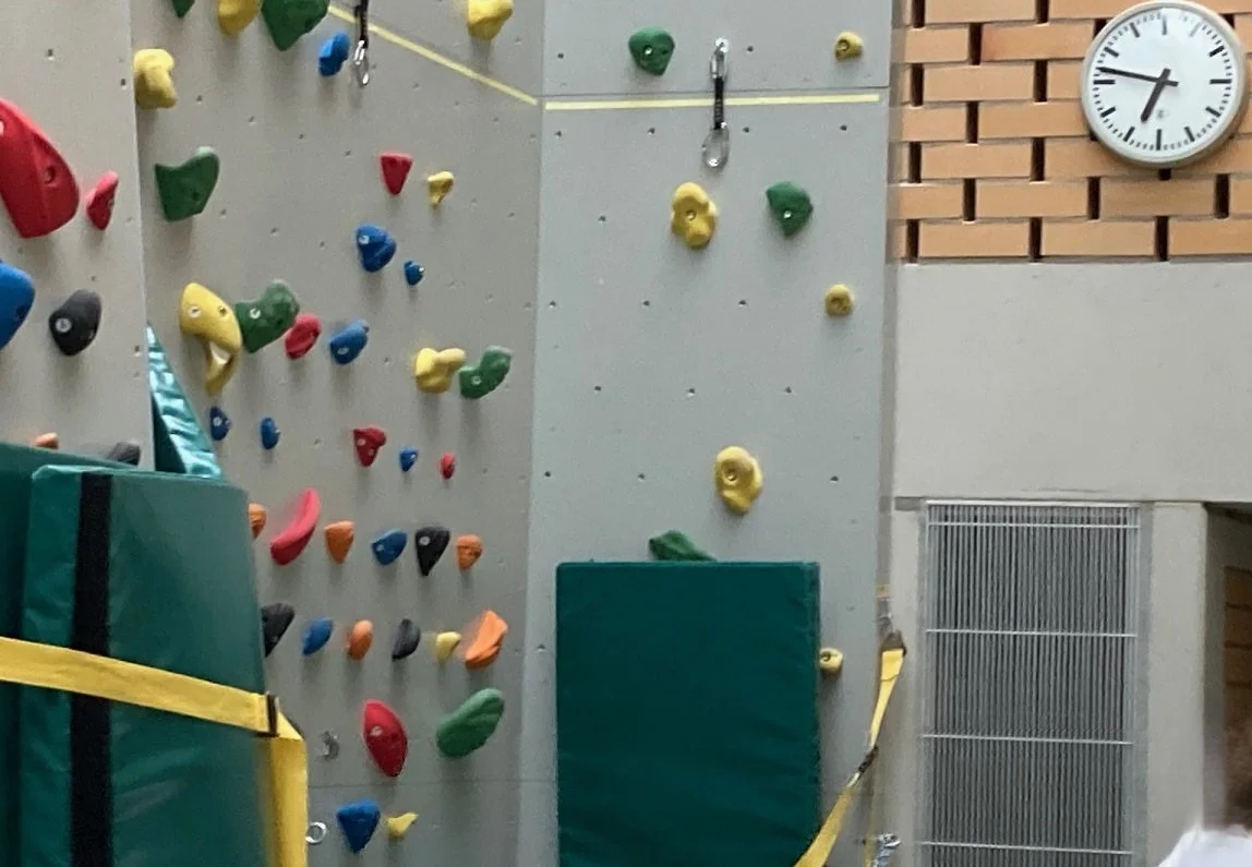 Zur therapeutischen Behandlung steht am LMU Klinikum Großhadern eine Kletterwand zur Verfügung, die auch Schüler nutzen dürfen