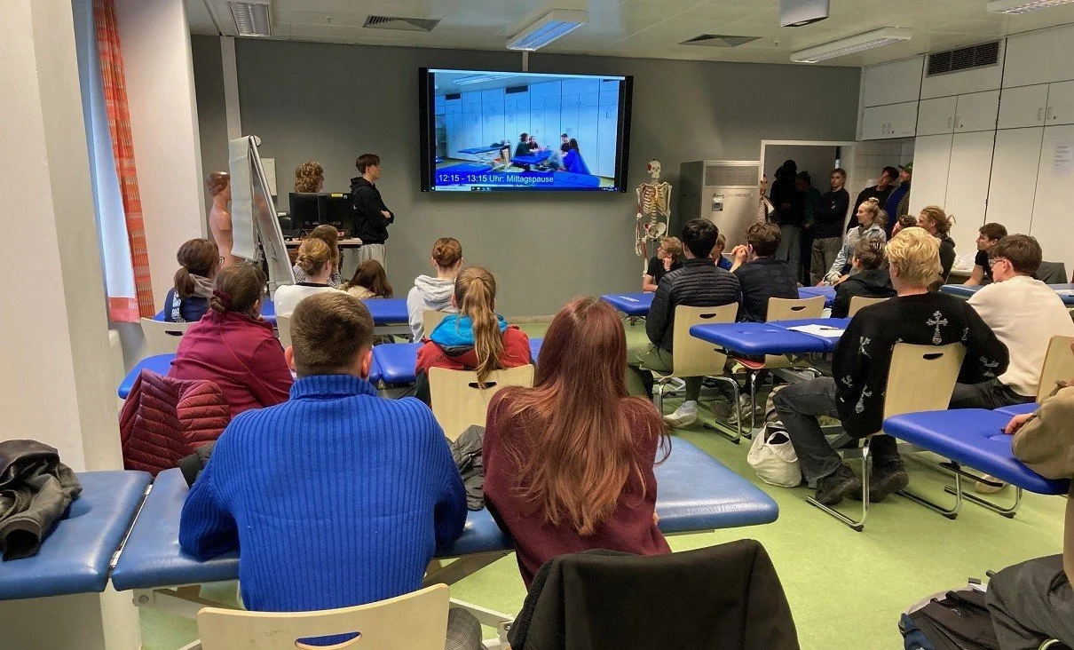 Eine enge Verzahnung von Theorie und Praxis ist typisch für die Ausbildung zum Physiotherapeuten am LMU Klinikum Großhadern,  was die meisten Privatschulen nicht bieten können