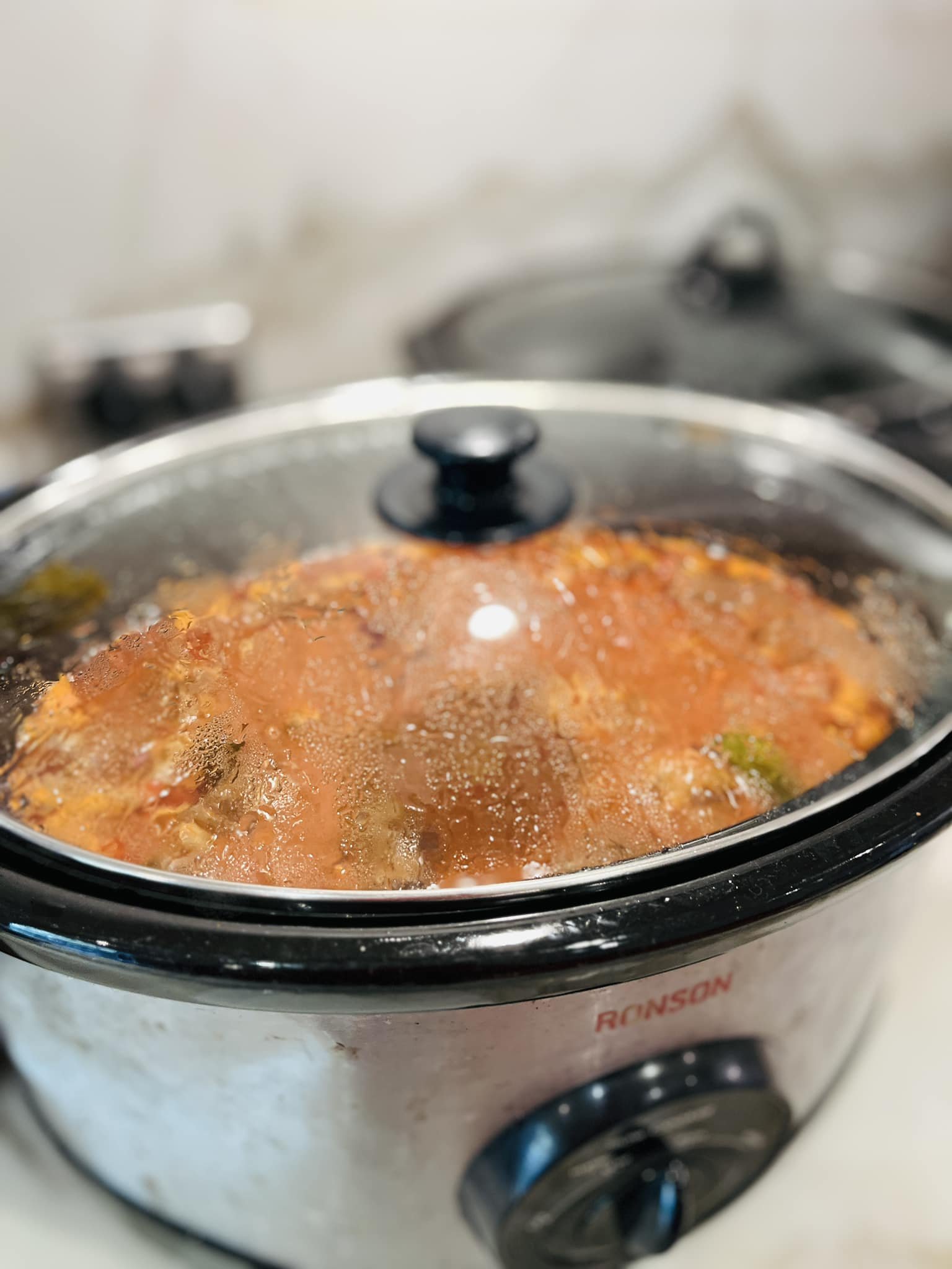 Duo of slow cookers on for family meal prep&hellip;.

Grass fed beef bolognese and a lamb loin chop yellow curry, delicious

Meat thanks to Farmgate to Plate