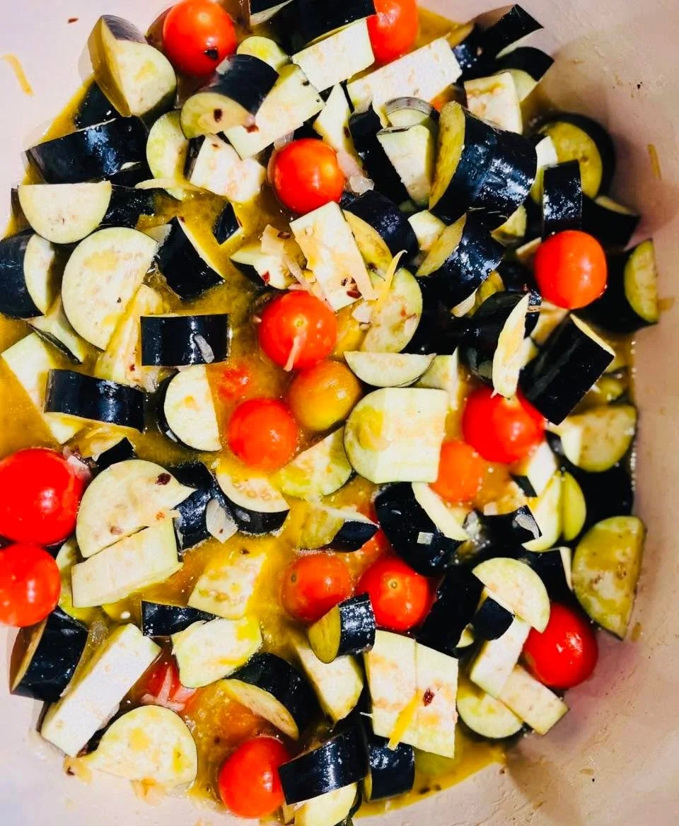 It sure is the weather for what we call in Our house&hellip;
PASTA PASSOUT😋

This is the beginning of pasta al Norma simple and fresh and hearty all at the same time

Eggplant
Anchovy 
Lemon zest and juice
Lots of olive oil
Cherry truss tomato
And a