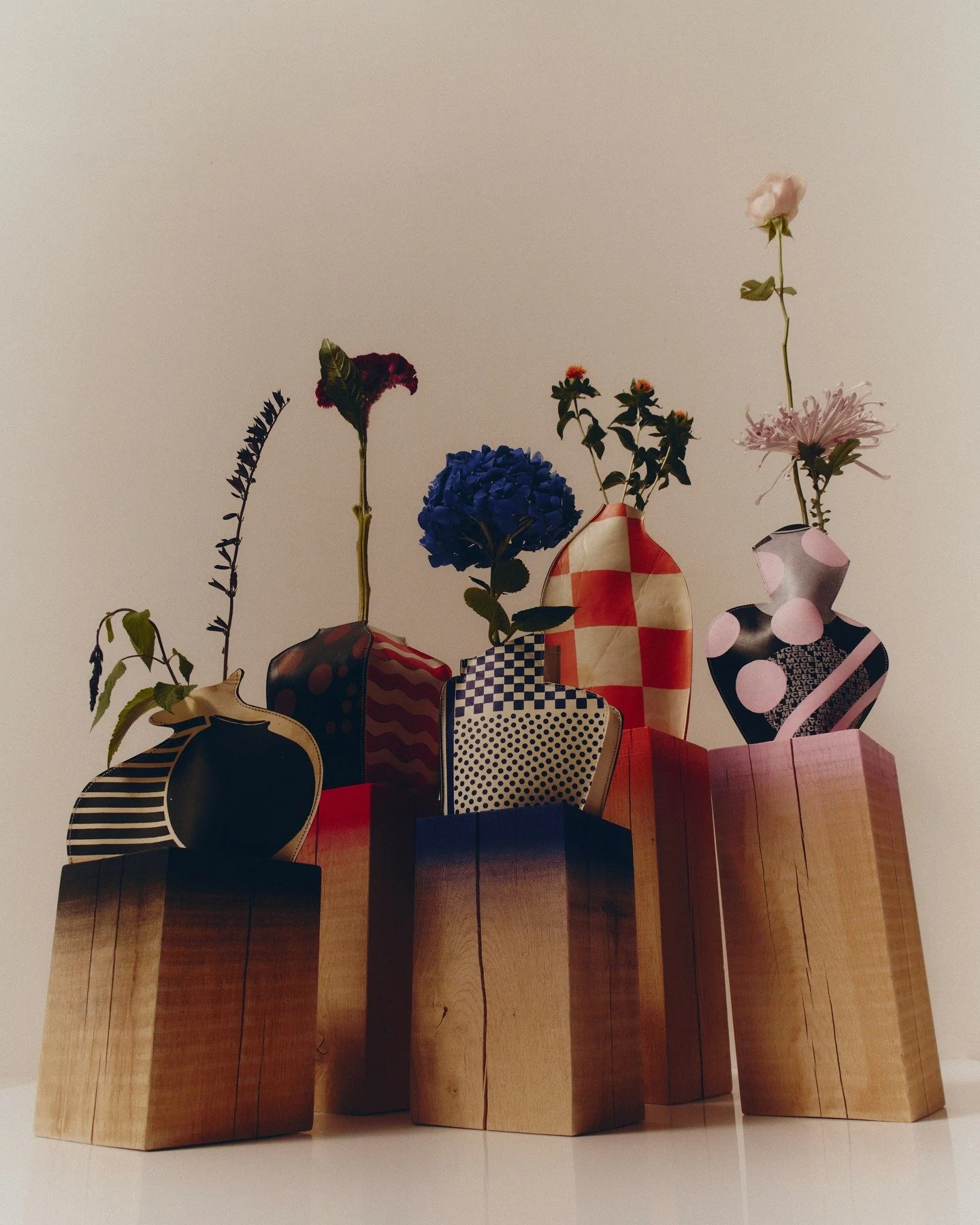 At Chris Lefteri Design, we are eager to work with @mycelinc and explore the design potential of its regenerative material platform. 

MYCEL is a biotechnology startup based in Soul developing renewable biomaterials and processes rooted in the biolog