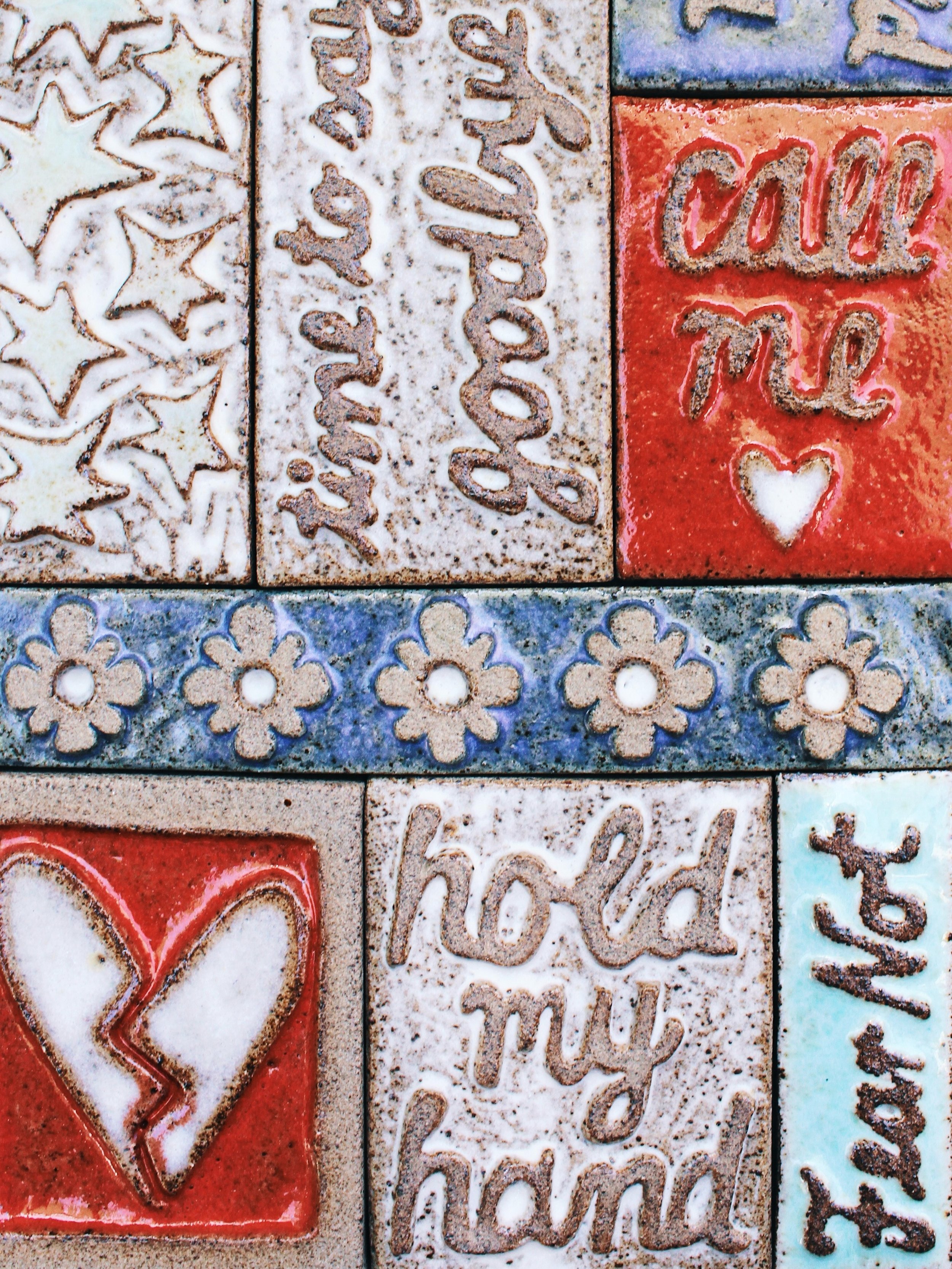 Play with grey clay at @the_clay_garden 💋

#ceramictiles #ceramics #sgraffito