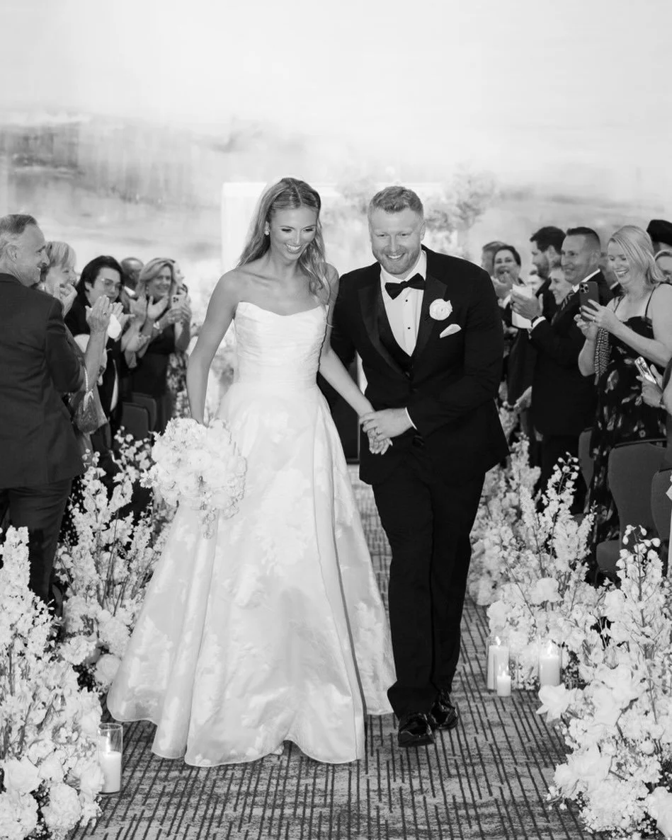 All smiles heading into 2026! 😎 

📸 @morganwynnephotography 

#weddingflorist #marriottlongwharf #boston #whitewedding #weedingflowers