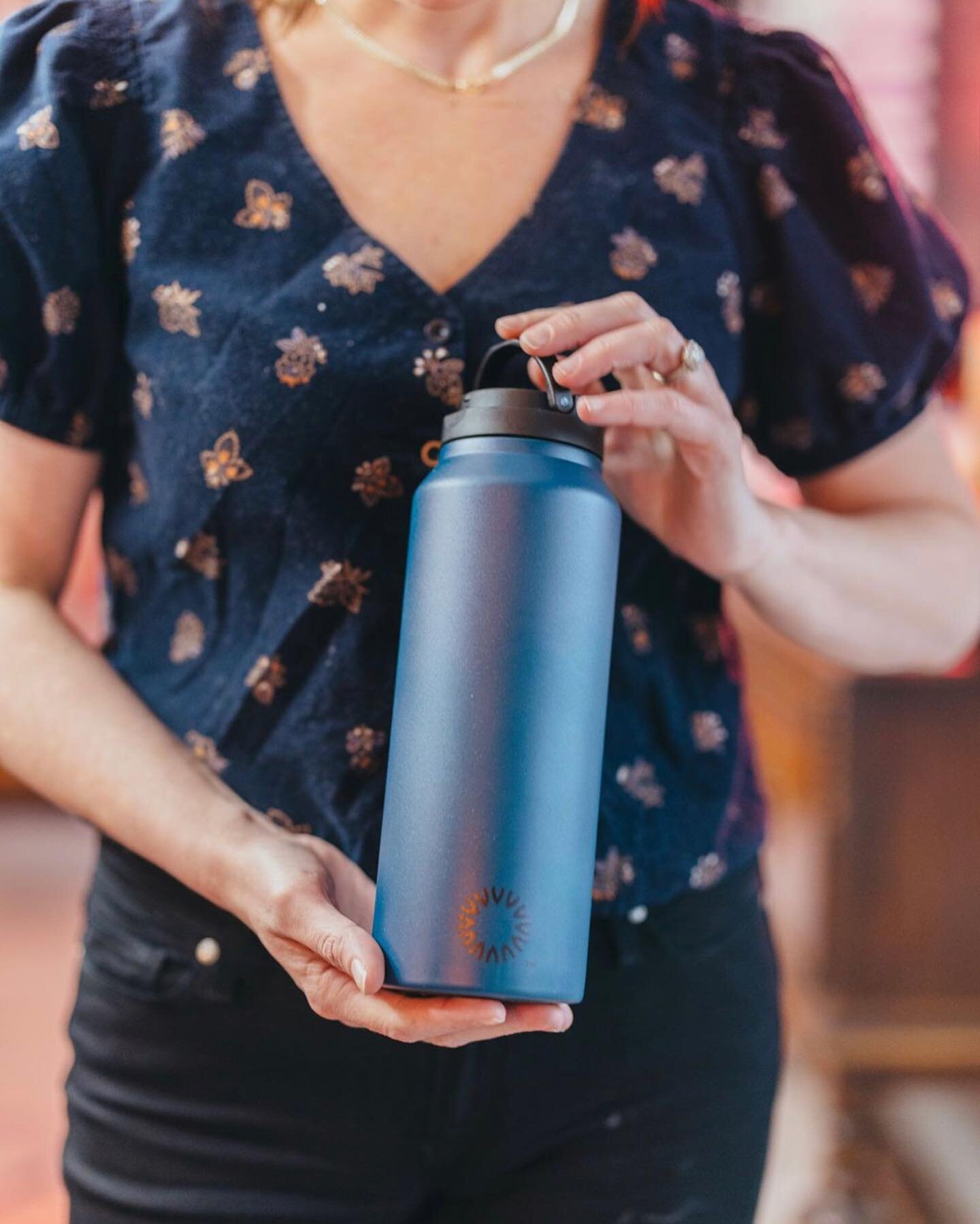 This 32 ounce bottle 😍!!! It is  sleek, sweat-proof, and perfect for staying hydrated on the go! The convenient carry handle makes it easy to carry. The wide stable base and spill-proof lid are well designed and it comes with an easy-open spout and 
