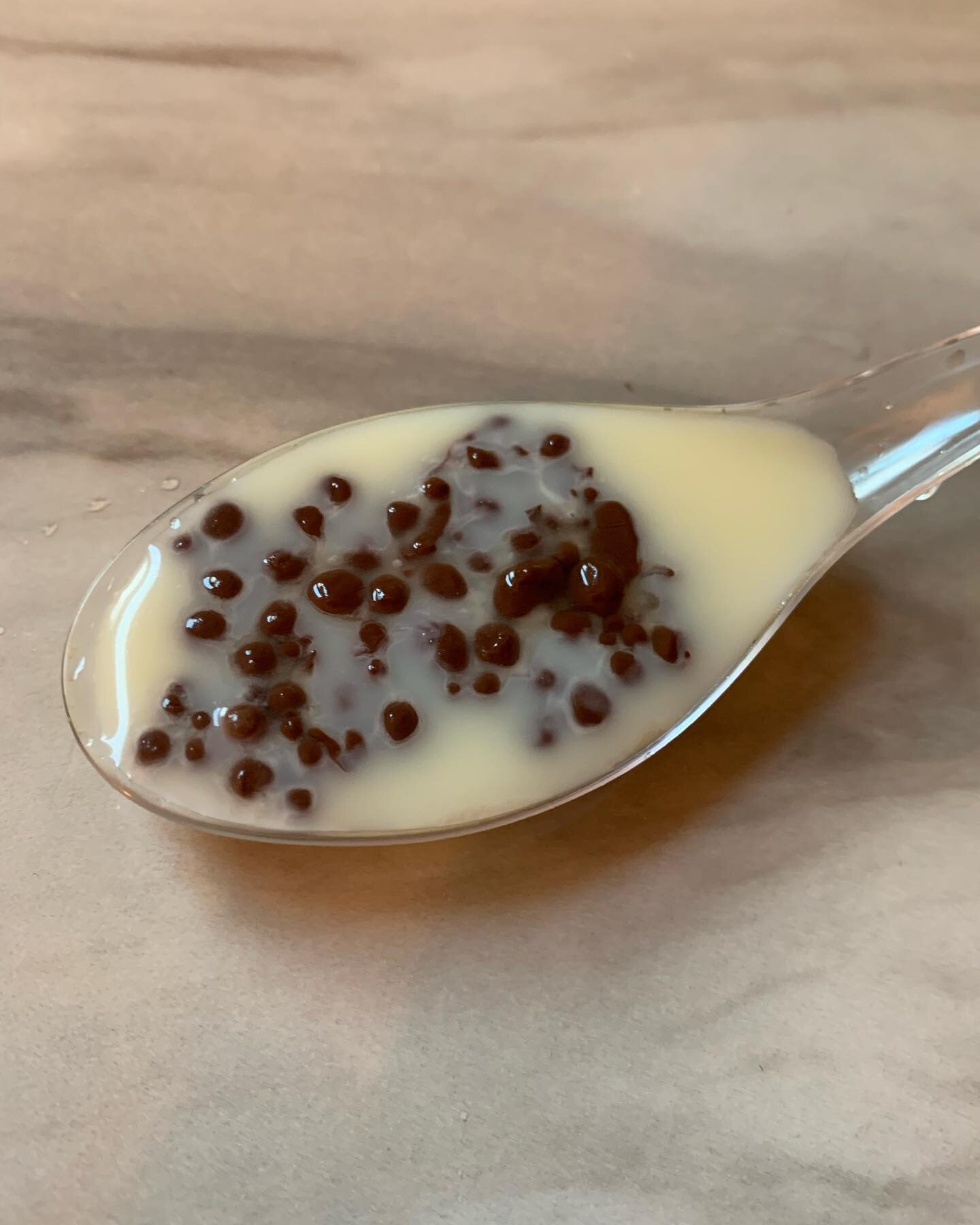 Deconstructed cocoa: white chocolate cream base and dark cocoa caviar on top 🤤🫠