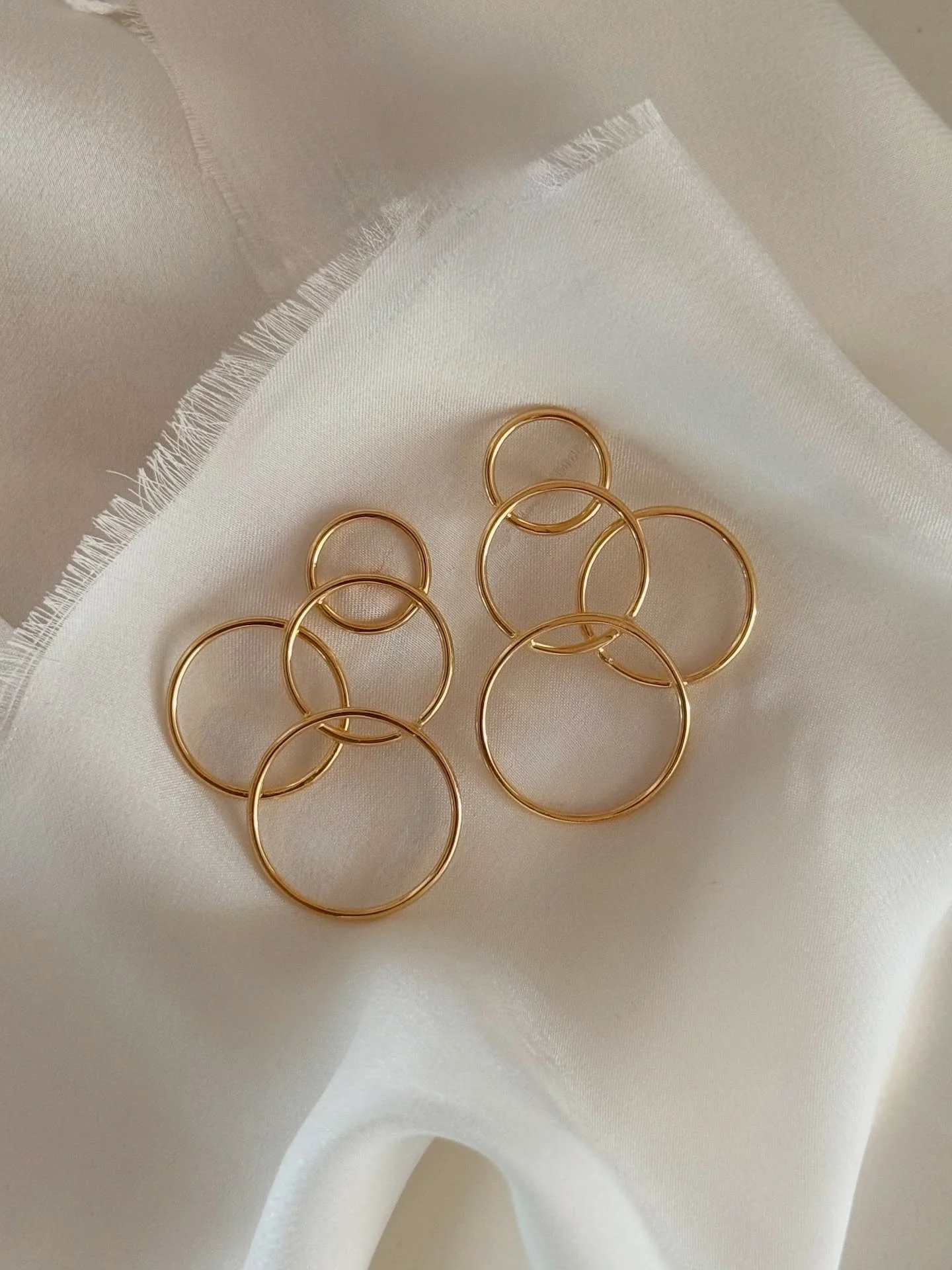 Questi orecchini li ho creati per Francesca il mese scorso. Fanno parte di una collezione che non riprendevo da almeno un paio d&rsquo;anni, ed &egrave; stato un piacere rimetterci mano.

In questi giorni sto lavorando al sito, rivedendo ogni pagina 