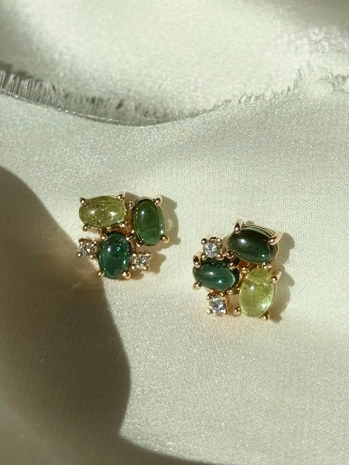 Un modello di orecchini gi&agrave; proposto in passato, ma presentato per la prima volta in questa nuova versione con tormaline in diverse sfumature di verde. Realizzati in oro giallo, sono impreziositi da tormaline selezionate una ad una e da delica