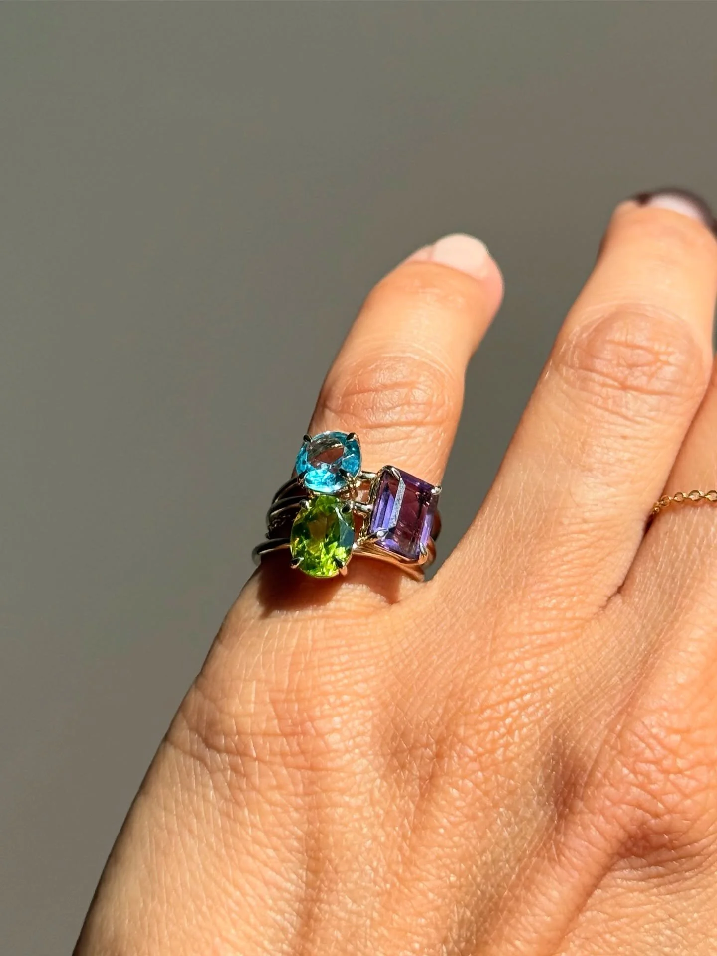 Una serie di tre anelli realizzati per Valentina. In origine erano montati su una struttura leggera in argento, ma per valorizzarli al meglio ho scelto di rimontare le pietre su oro bianco non rodiato, con un&rsquo;incastonatura a griffe dalla forma 