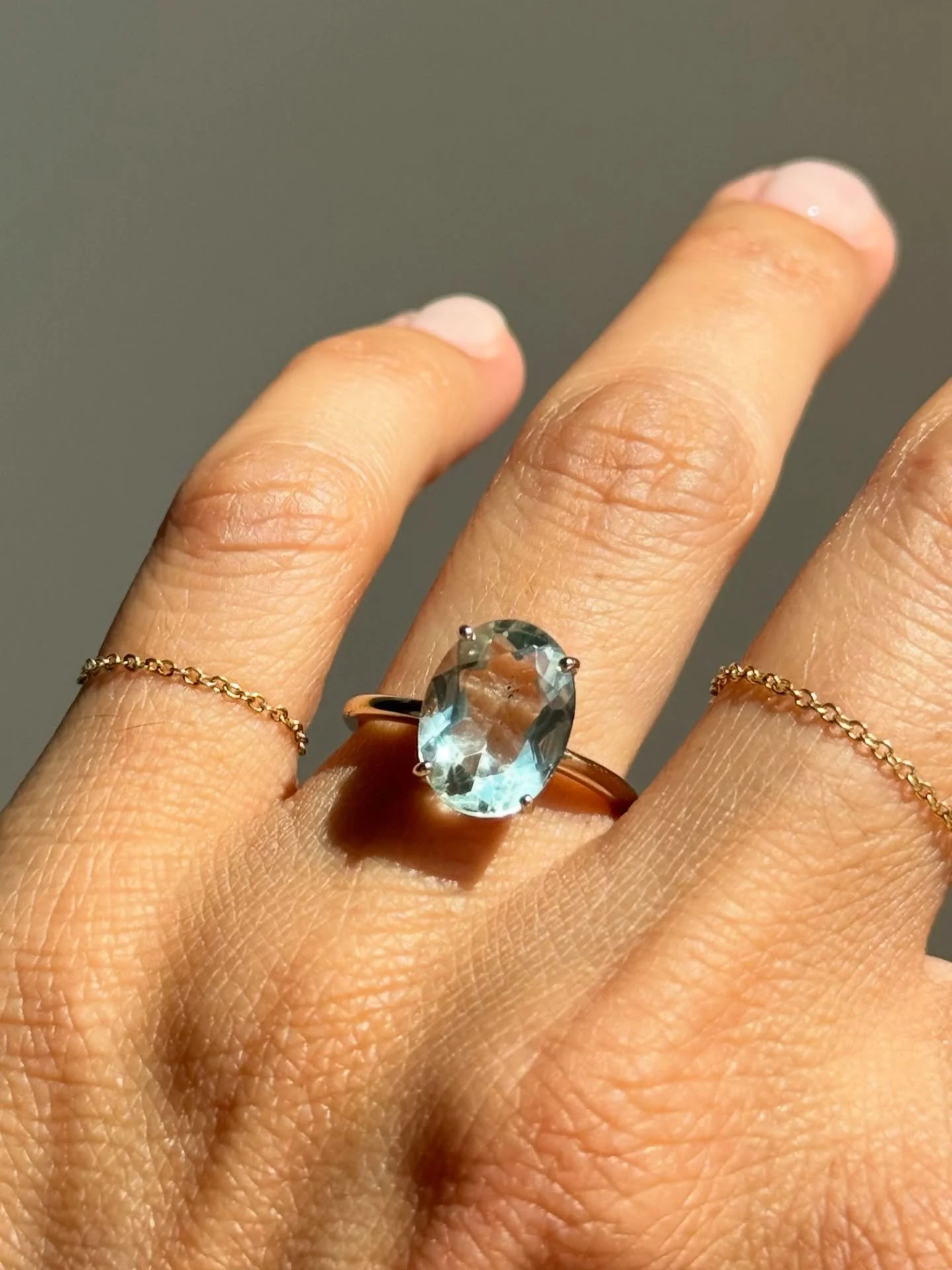 Metamorfosi. Un&rsquo;acquamarina ovale in origine montata su una leggera struttura in argento, come si pu&ograve; vedere nell&rsquo;ultima immagine. Per esaltarne al meglio la bellezza, ho scelto di rimontare la pietra su oro bianco non rodiato, con