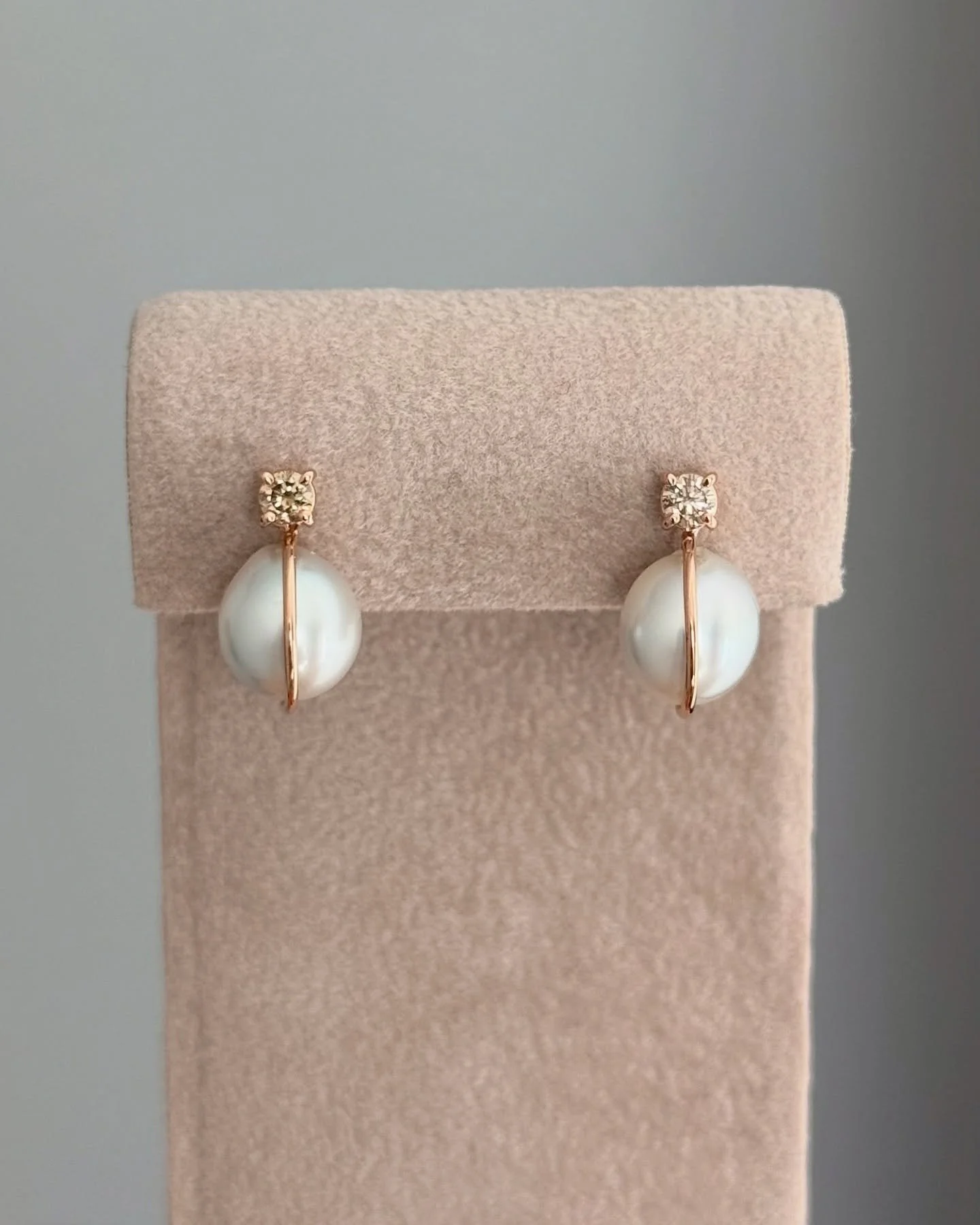 Ecco il primo gioiello che si aggiunge alla  collezione Filoperla, gli orecchini esemplare N 9.
Due Gocce d&rsquo;Alba che evocano la poesia del primo mattino, sono stati creati a mano e custodiscono una coppia di magnifiche Perle Australiane o dei M