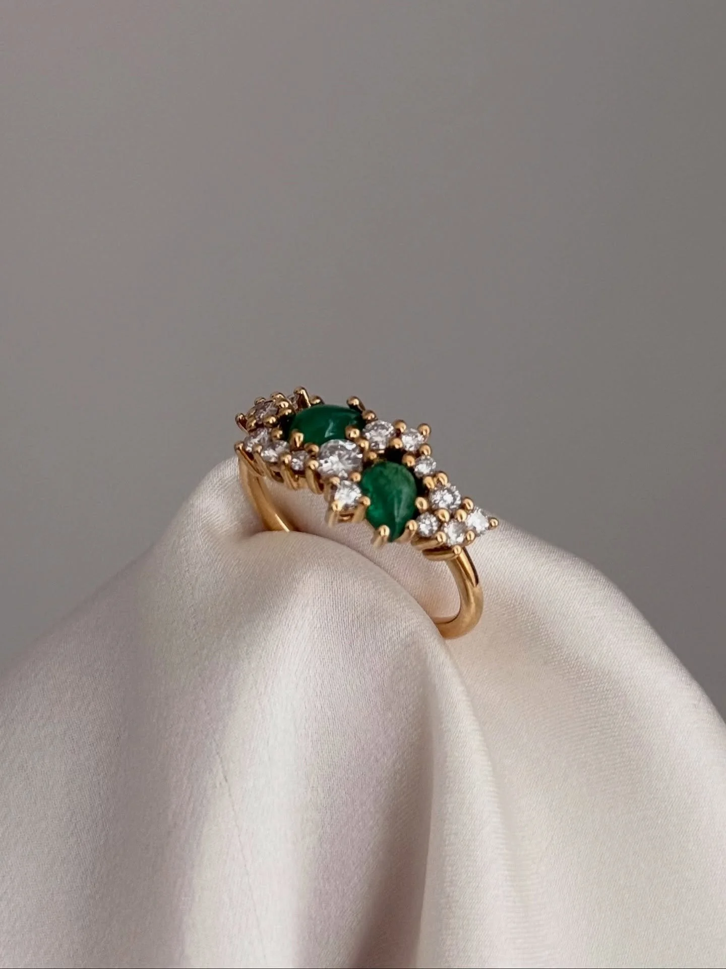 Una metamorfosi per Kerstin. 
Nell&rsquo;ultima immagine, potete intravedere il loro passato: due smeraldi a goccia e diversi diamanti, preziosi, ma in attesa di una nuova vita.
Ed eccoli rinascere: un anello in oro giallo dove la forma prende un nuo