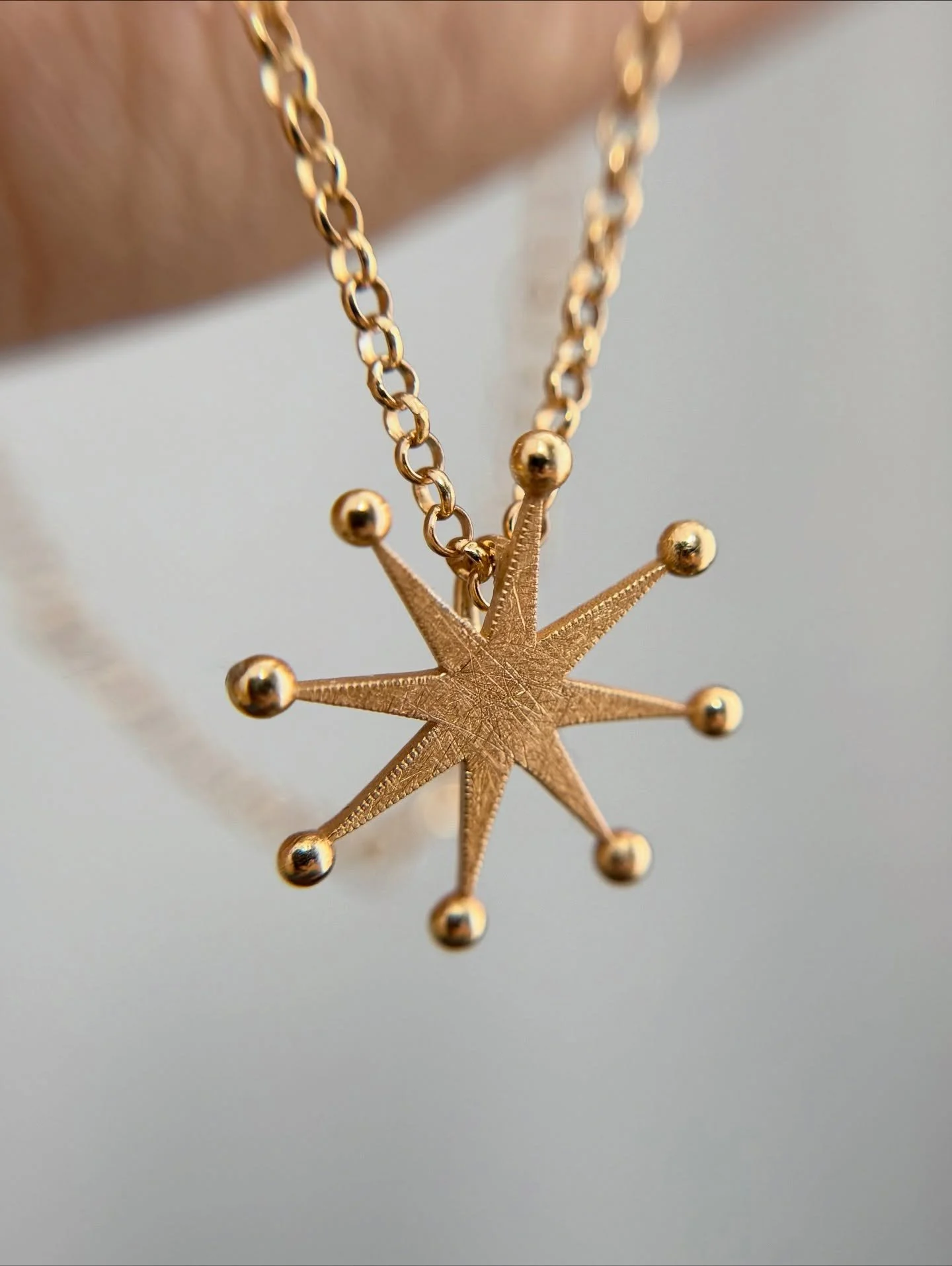 Un tributo alla bellezza eterna e alla luce 🌟
Un nuovo gioiello prende parte alla collezione. 
 
La collana Venere prende ispirazione dalla magnifica volta a botte affrescata da Giotto nella Cappella degli Scrovegni (1300 circa).
Come Giotto ha immo