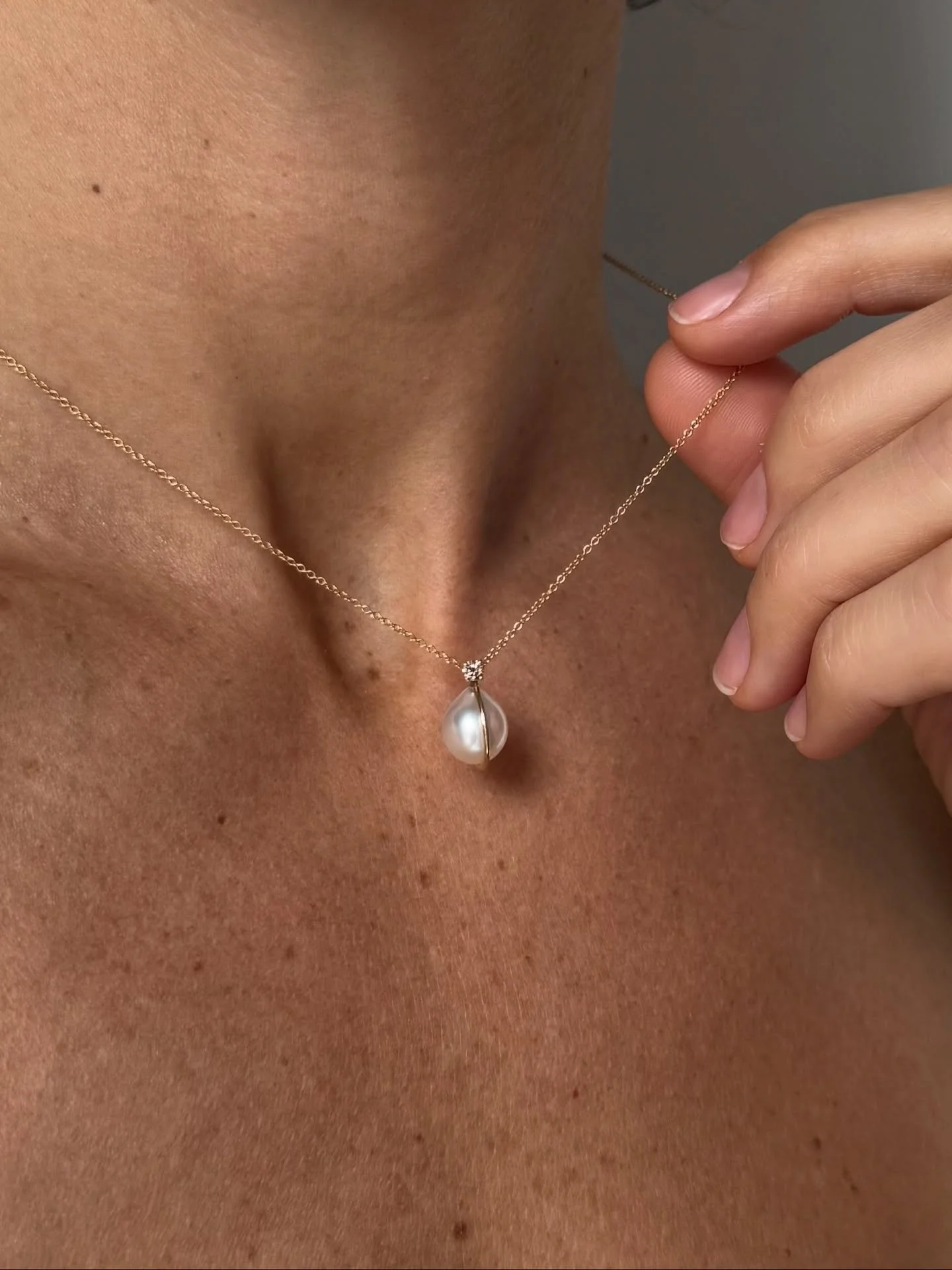 Questa &egrave; la prima collana della collezione Filoperla, &egrave; stata creata a mano e custodisce una magnifica Perla Australiana o dei Mari del Sud, drop (a goccia), sorretta da un delicato filo d&rsquo;oro giallo ed illuminata da un diamante.
