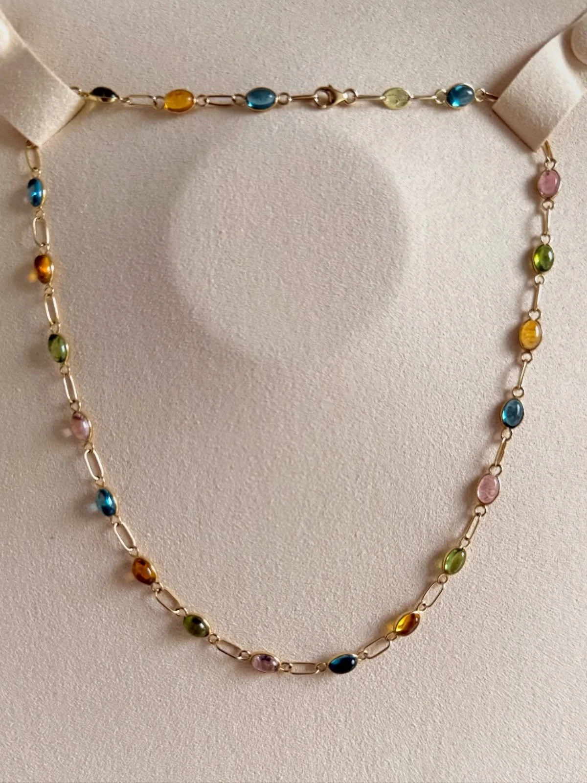 Finalmente &egrave; pronta anche lei, la collana Virginia N.3 ✨ Questa volta, un girocollo pi&ugrave; corto, mi sono lasciata guidare da una nuova palette caratterizzata da 22 gemme, tra tormaline rosa, gialle, verdi e topazi london blu. 

cosa ne pe