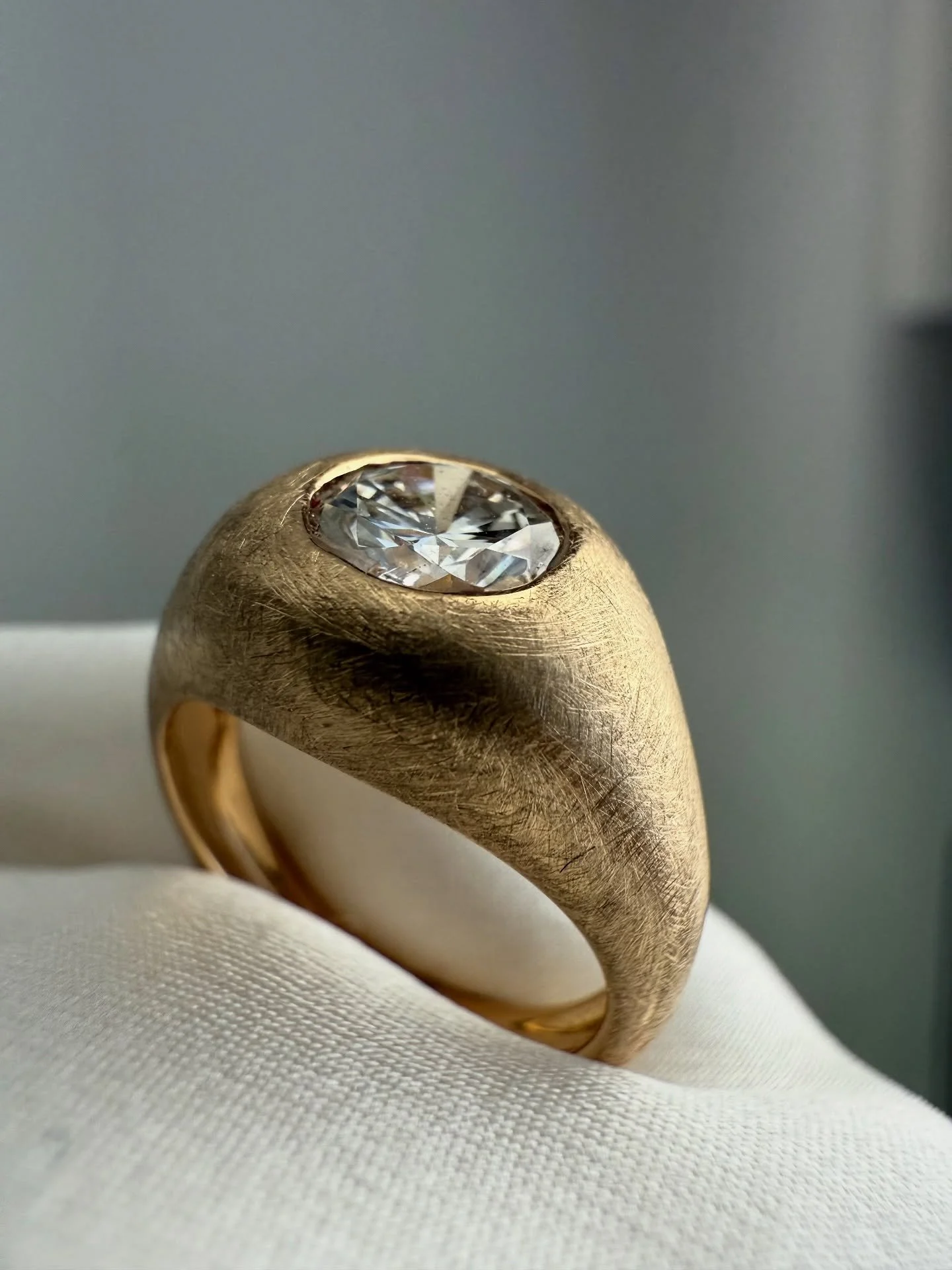 Una nuova metamorfosi, una nuova vita per il diamante di Benedetta 💎
Il gioiello di Benedetta ha subito una trasformazione significativa. Il diamante, originariamente incastonato nell&rsquo;anello mostrato nell&rsquo;ultima foto, &egrave; stato smon