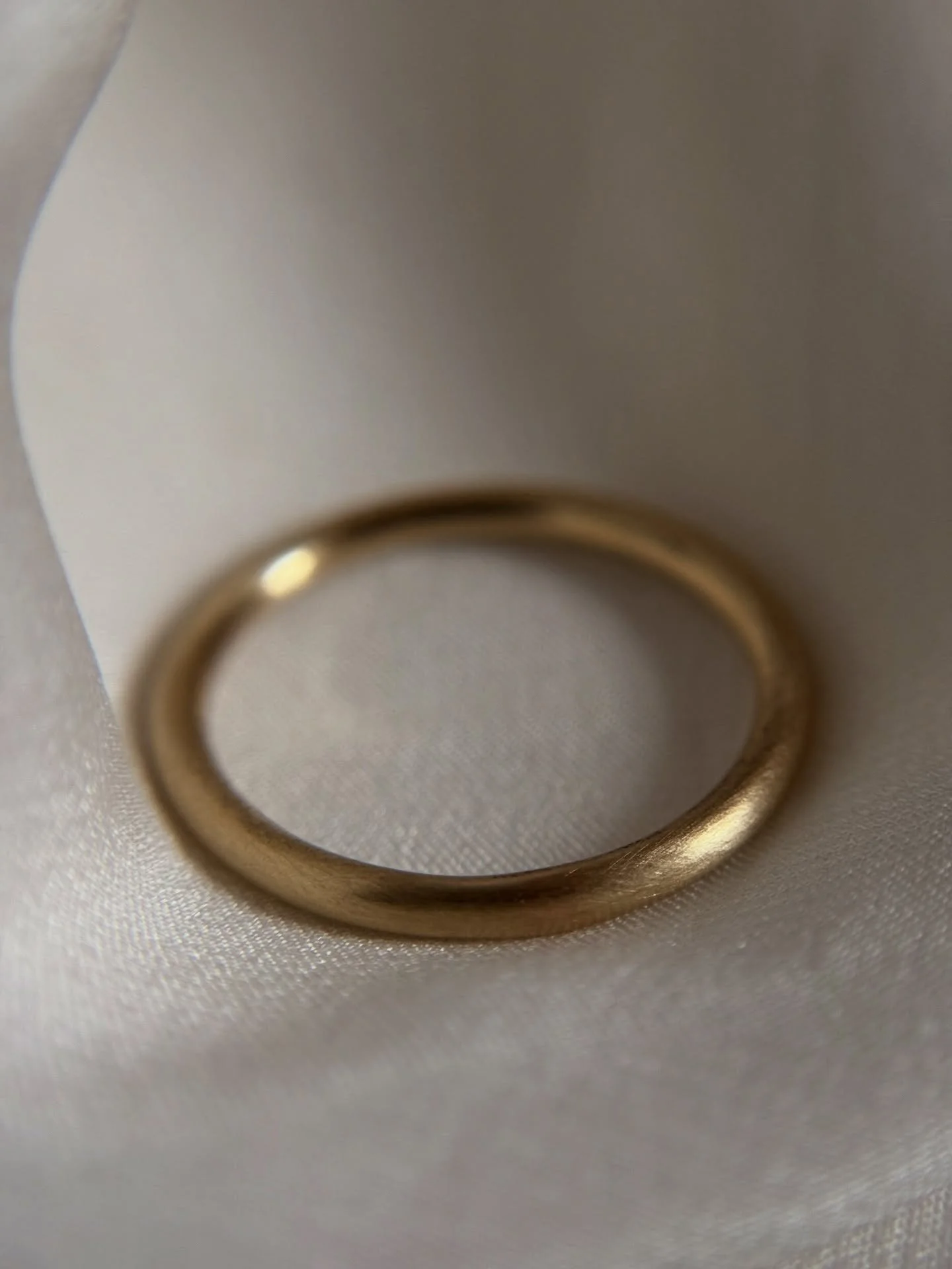 Ci sono amicizie che hanno un codice segreto, un simbolo che solo loro sanno. Per questo gruppo di amiche, si tratta di una papera.
Per i loro 30 anni hanno deciso di farsi un regalo!
E questa fedina in oro giallo satinato, sulla quale &egrave; incis