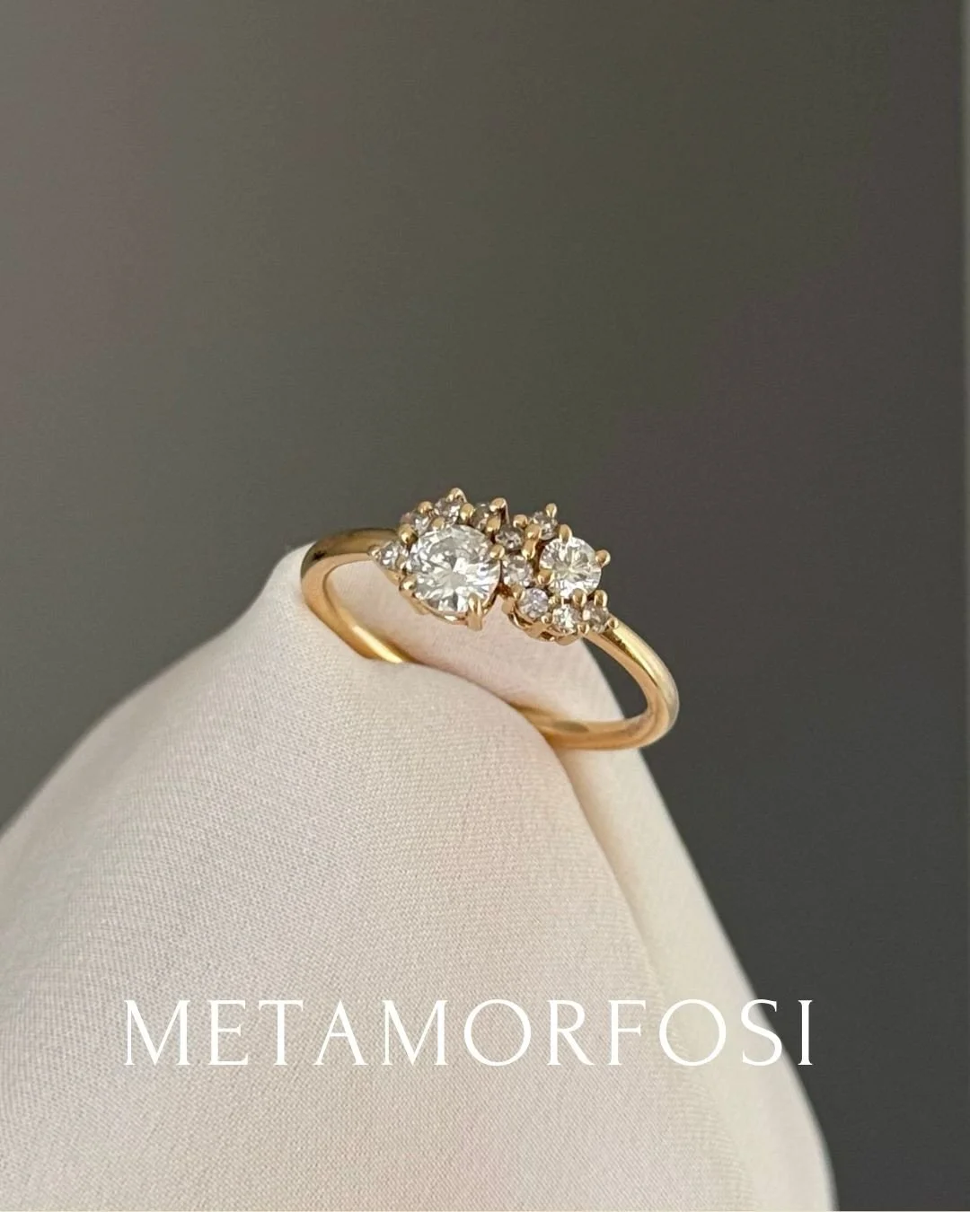 La Metamorfosi di Gaia, missione compiuta.

Abbiamo preso un diamante sciolto, un punto luce e alcuni piccoli brillanti da vecchi anelli, tutti diversi, e li abbiamo fusi in un design unico su base in oro giallo 18kt.

Il risultato? Un pezzo che non 