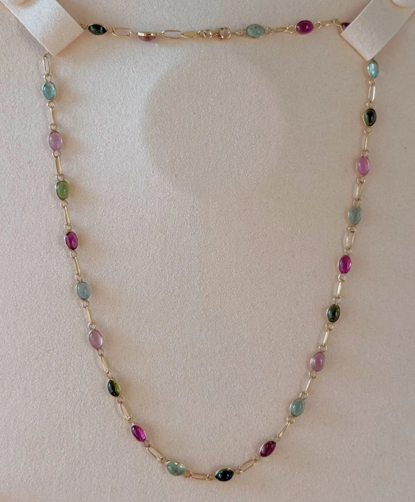 Questa non &egrave; solo la Virginia N.2. &Egrave; un pezzo di cuore.
Questa creazione &egrave; l&rsquo;essenza del SENZATEMPO, un arcobaleno di pura eleganza che porta il nome di una donna incredibile: la mia nonna, Virginia. &Egrave; stata la sua c