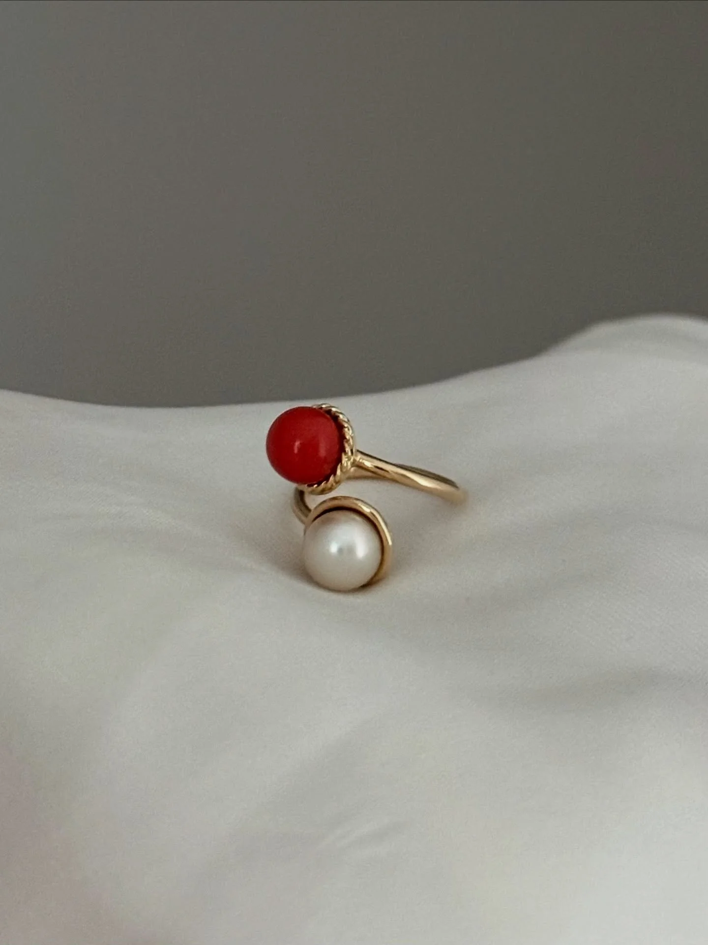 L&rsquo;arte della Metamorfosi al servizio della bellezza.
Ecco il risultato di questa trasformazione per Federica: un anello contrari&eacute; in oro giallo. La sua particolarit&agrave; sta nella provenienza delle perle. Quella in corallo &egrave; st