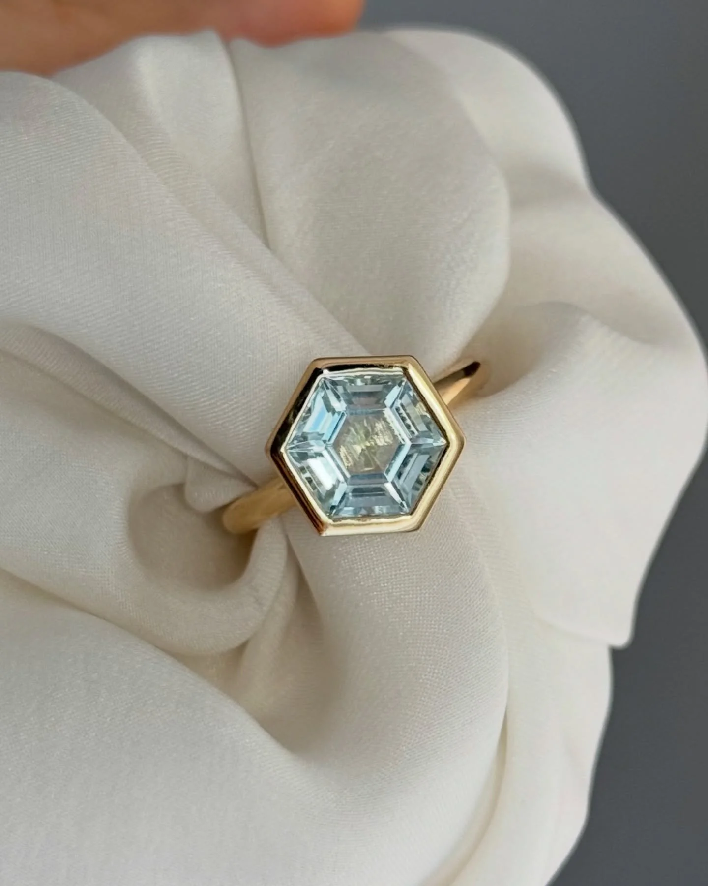 Attenzione! Ci tengo a precisare che quelli che vedete ora non sono i regali di Natale. I gioielli commissionati e pensati per finire sotto l&rsquo;albero saranno svelati solo dopo le feste, per non rovinare la sorpresa! 🤫

Questo anello &egrave; un