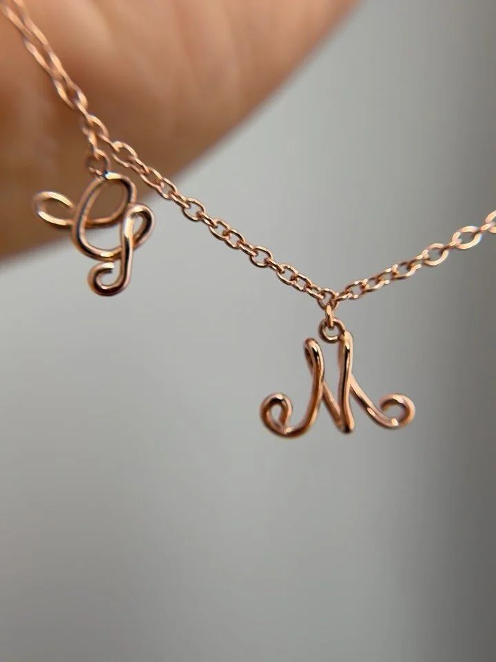 Non solo Natale! ✨ Continuiamo a mostrarvi le creazioni nate in laboratorio in queste settimane. 
Oggi tocca alla collana di Giulia, non &egrave; solo un accessorio, ma un racconto prezioso: porta incise le iniziali dei suoi pilastri... il marito e i