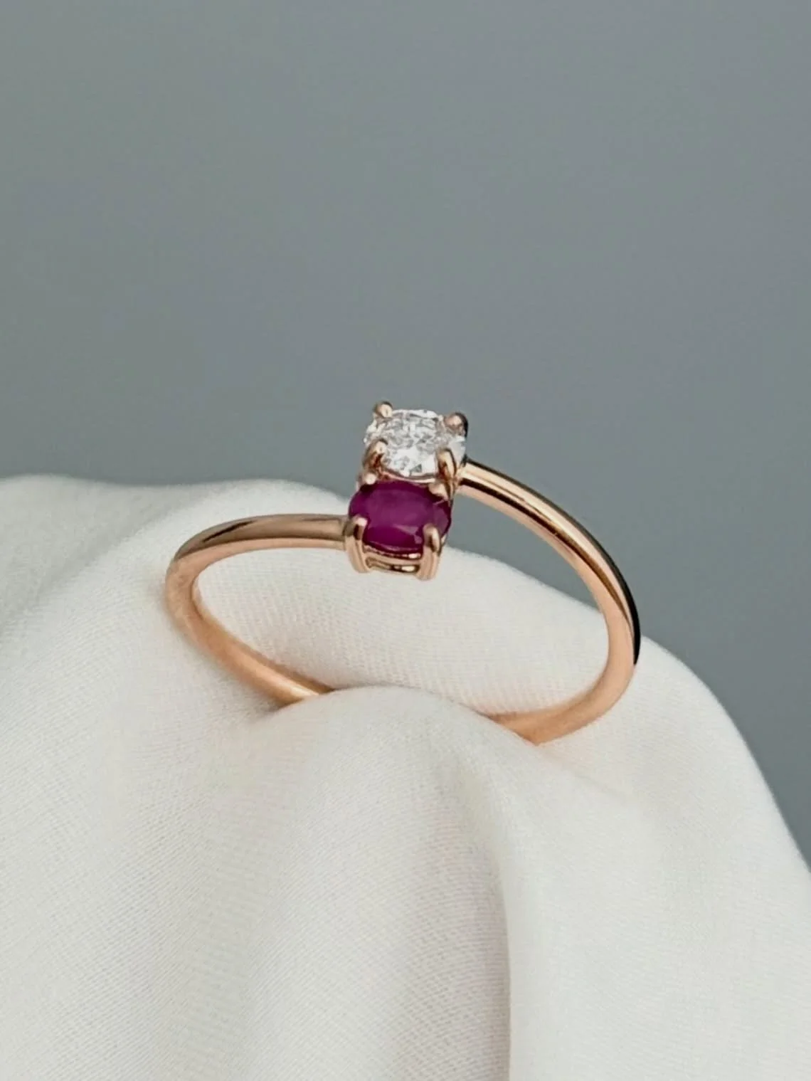 Un traguardo prezioso, un legame indimenticabile. ✨🎓

Per la laurea di Alice, sua nonna ha scelto di regalarle questo anello contrari&eacute; in oro rosa, dove la forza del rubino e la luce del diamante si incontrano in un design moderno.

Il &ldquo