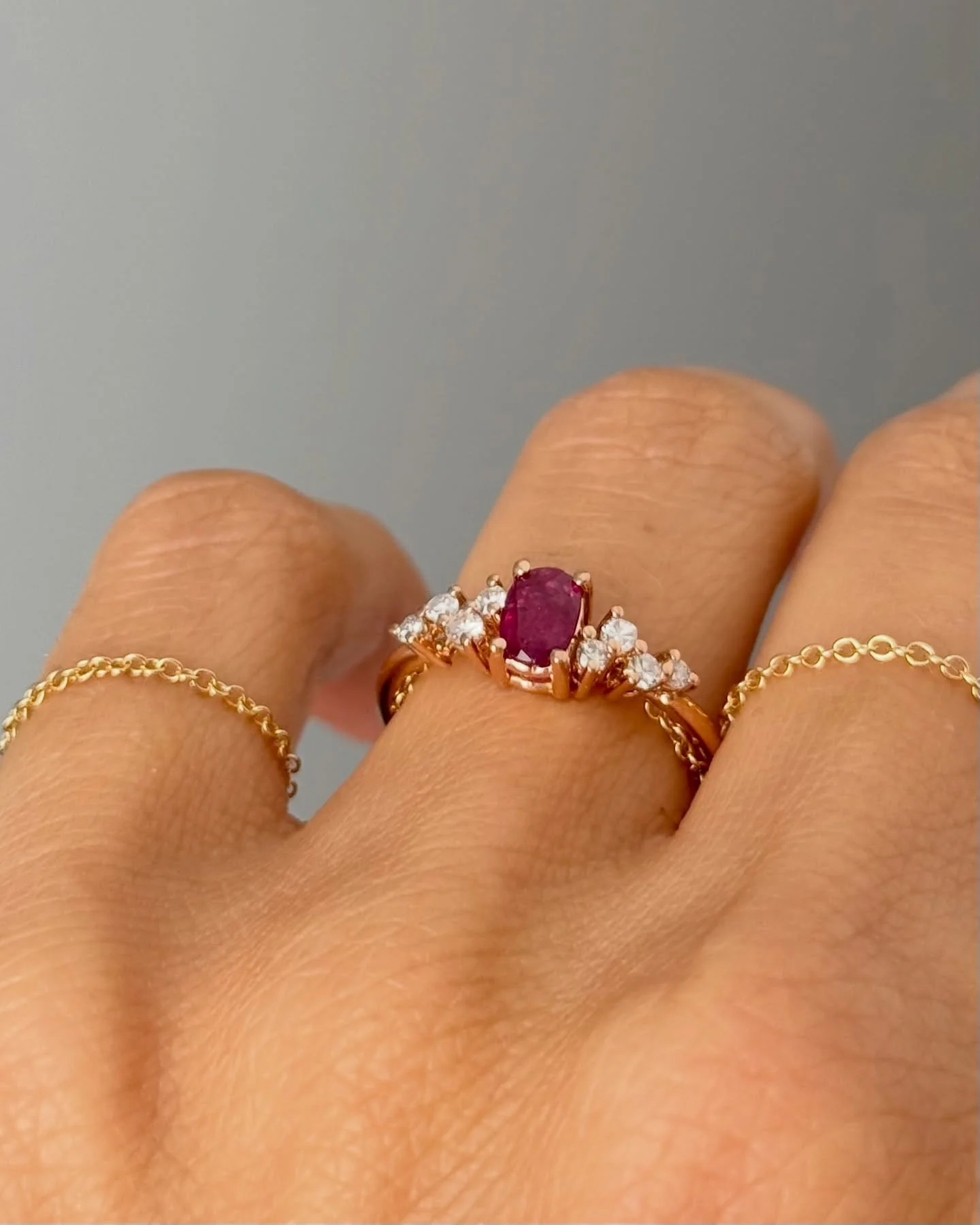 tutto si trasforma per amore ❤️
Quello che vedete non &egrave; solo un nuovo anello, ma una vera e propria metamorfosi. 

Il cuore pulsante di questo gioiello, un rubino accompagnato da alcuni diamantini. Queste pietre appartenevano ad un vecchio ane