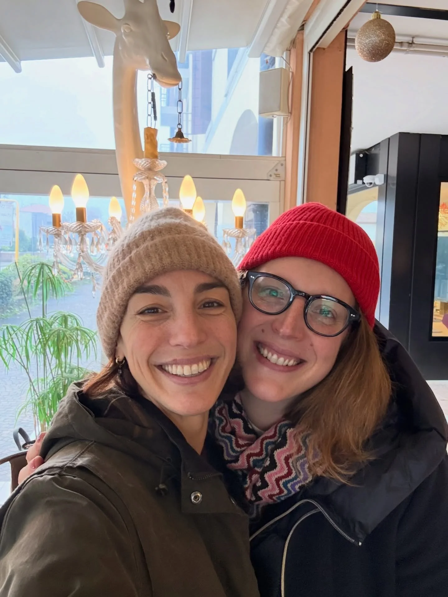 Volevamo scattare una foto perfetta, di quelle studiate e con le luci giuste, ma la verit&agrave; &egrave; che non abbiamo avuto un secondo per fermarci! Ed eccoci qui, io e Clizia, solo noi dopo un caff&egrave; preso al volo. 
Tra un pacchetto, una 