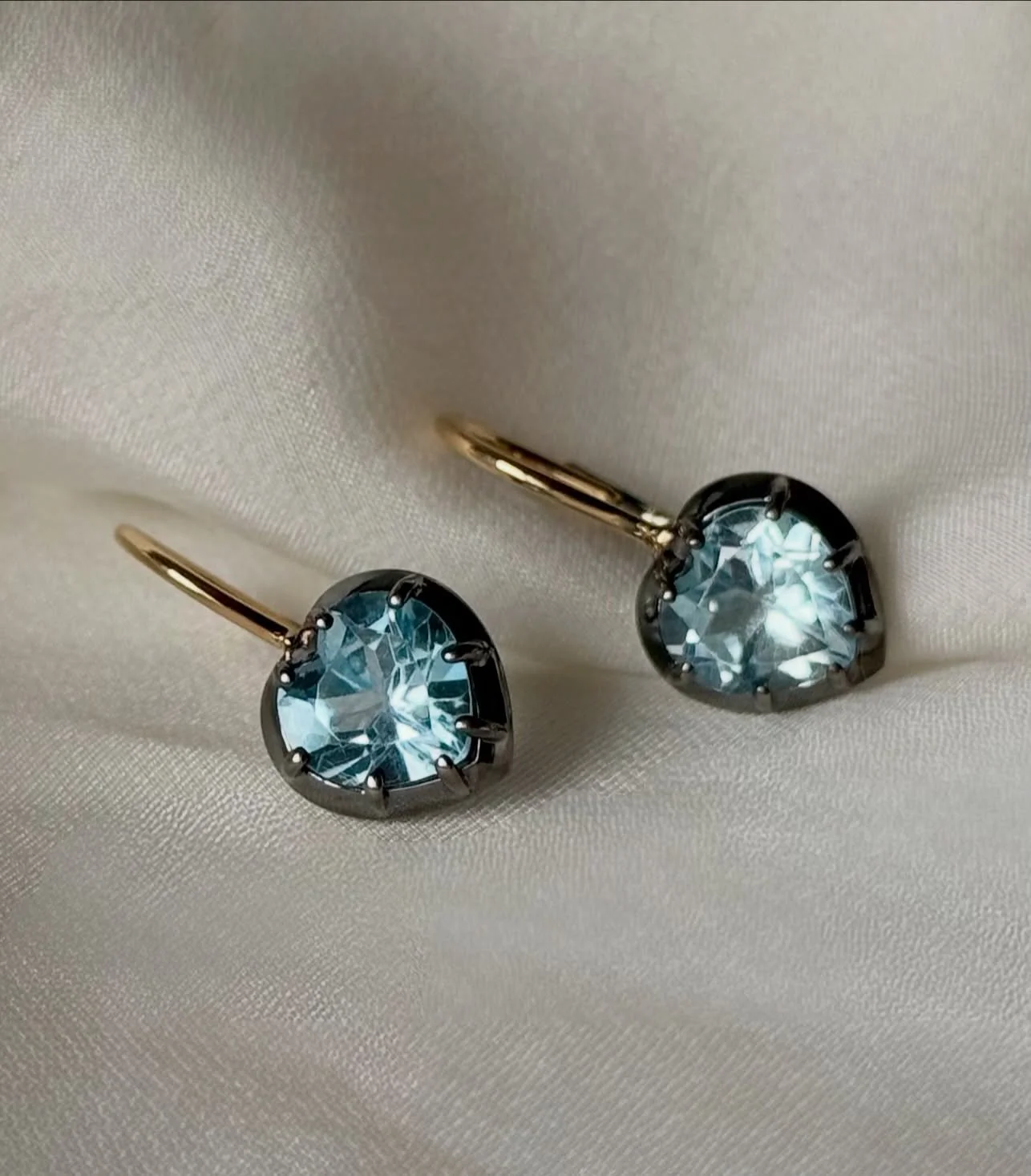 Riprendiamo con luci azzurre e riflessi profondi. ✨ 
Questi orecchini, due topazi a forma di cuore come protagonisti, sono stati realizzati per Chiara, le pietre erano gi&agrave; sue.

Abbiamo scelto insieme un contrasto deciso: la delicatezza delle 