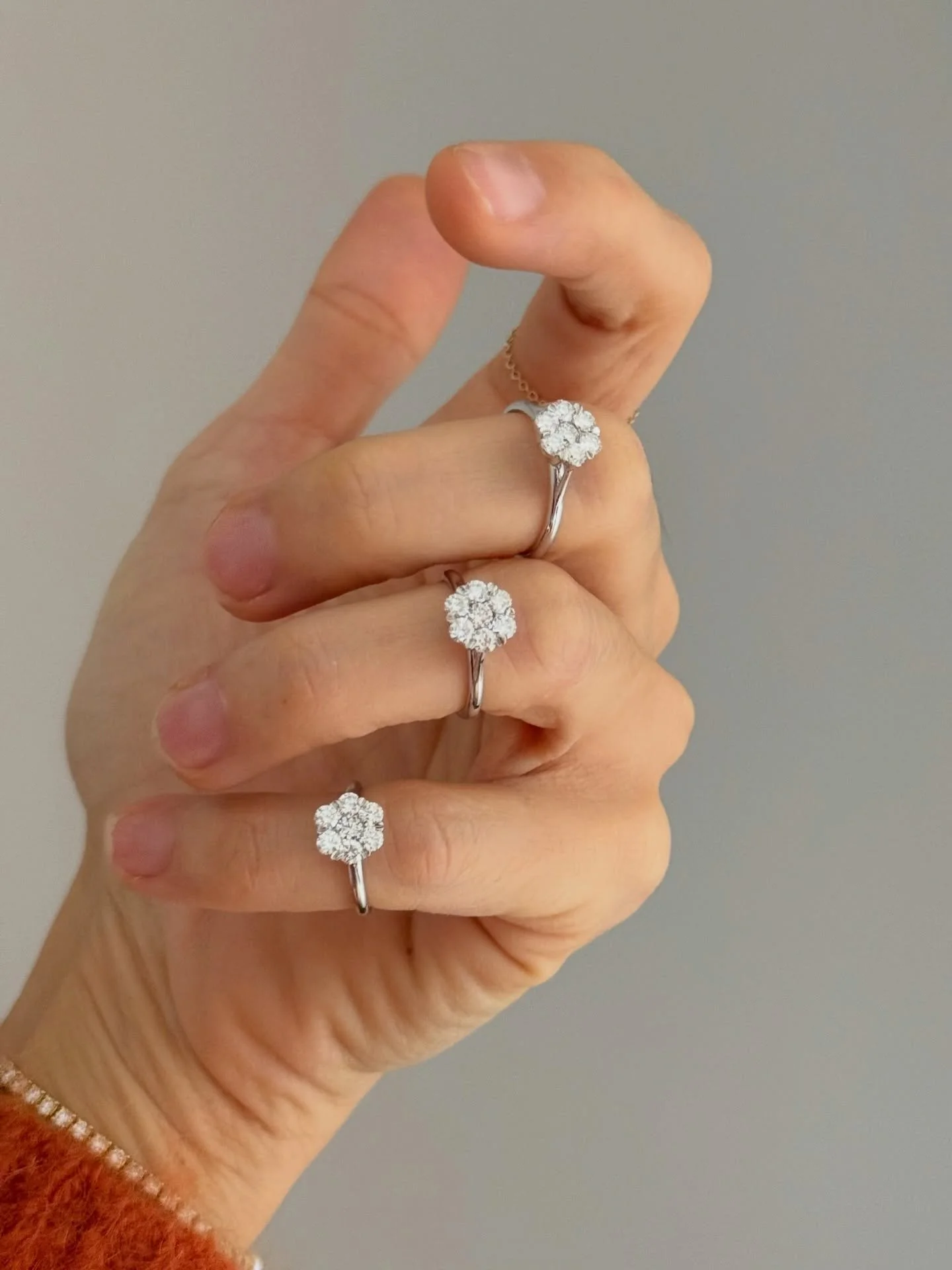 Tre anelli, un&rsquo;unica anima ❤️
Per questo Natale, ho vissuto una piccola magia. Una mamma speciale ha deciso di trasformare il suo anello unico in tre creazioni identiche: una per s&eacute; e due per le sue nuore.

Scorrendo le immagini potrete 