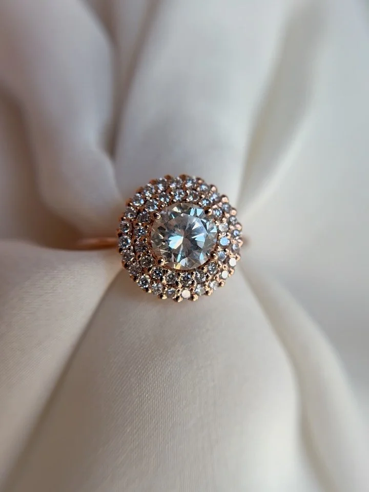 Una delle ultime METAMORFOSI del 2025, questa volta per&ograve;&hellip;
da uno... a due gioielli! ✨

Da un unico gioiello (che potete scoprire nell&rsquo;ultima foto) sono nati due anelli: 
1. I quattro diamanti gemelli hanno dato vita a una fedina m