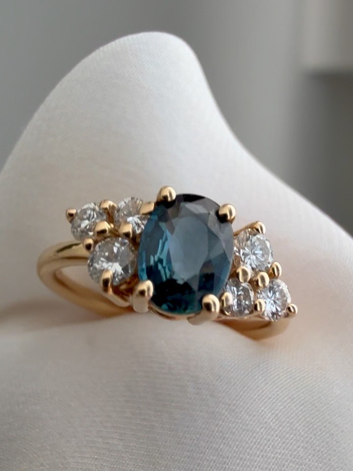 Ho ritrovato un tesoro realizzato lo scorso Ottobre che mi ero dimenticata di postare. Ma forse aspettava solo il momento giusto ☺️Guardate l&rsquo;intensit&agrave; di questo Zaffiro blu naturale.
Ai lati, ho voluto creare un movimento dinamico: tre 