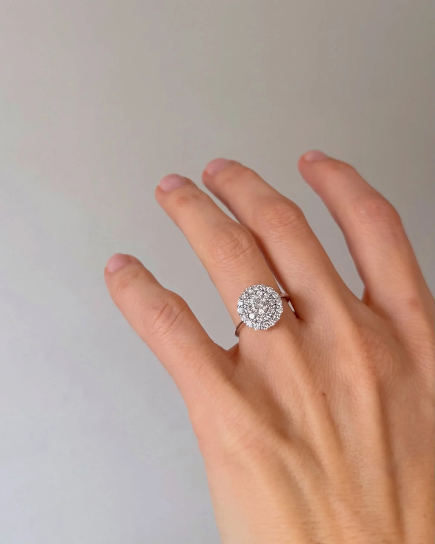 La bellezza della Metamorfosi: ho recuperato i diamanti da due gioielli diversi (li vedi nelle prossime slide!) e li ho uniti in questo nuovo anello, gi&agrave; mostrato nella versione in oro rosa, ora proposto in oro bianco. 

Un design moderno, un&