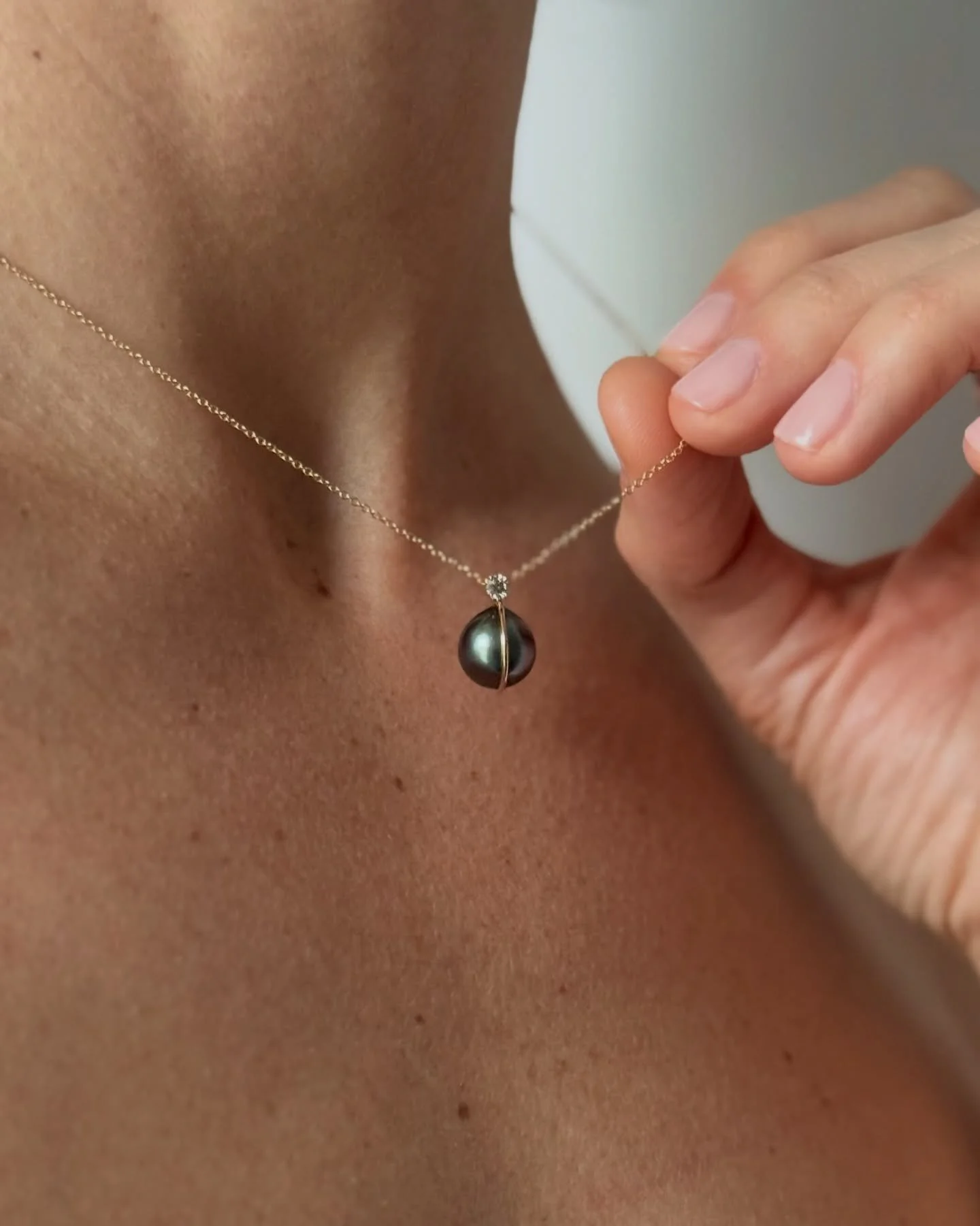 Queste sono la seconda e la terza collana della collezione Filoperla, sono state create a mano e custodiscono una coppia di perle gemelle, due perle Tahiti, drop (a goccia), sorrette da un delicato filo d&rsquo;oro giallo ed illuminate da un diamante