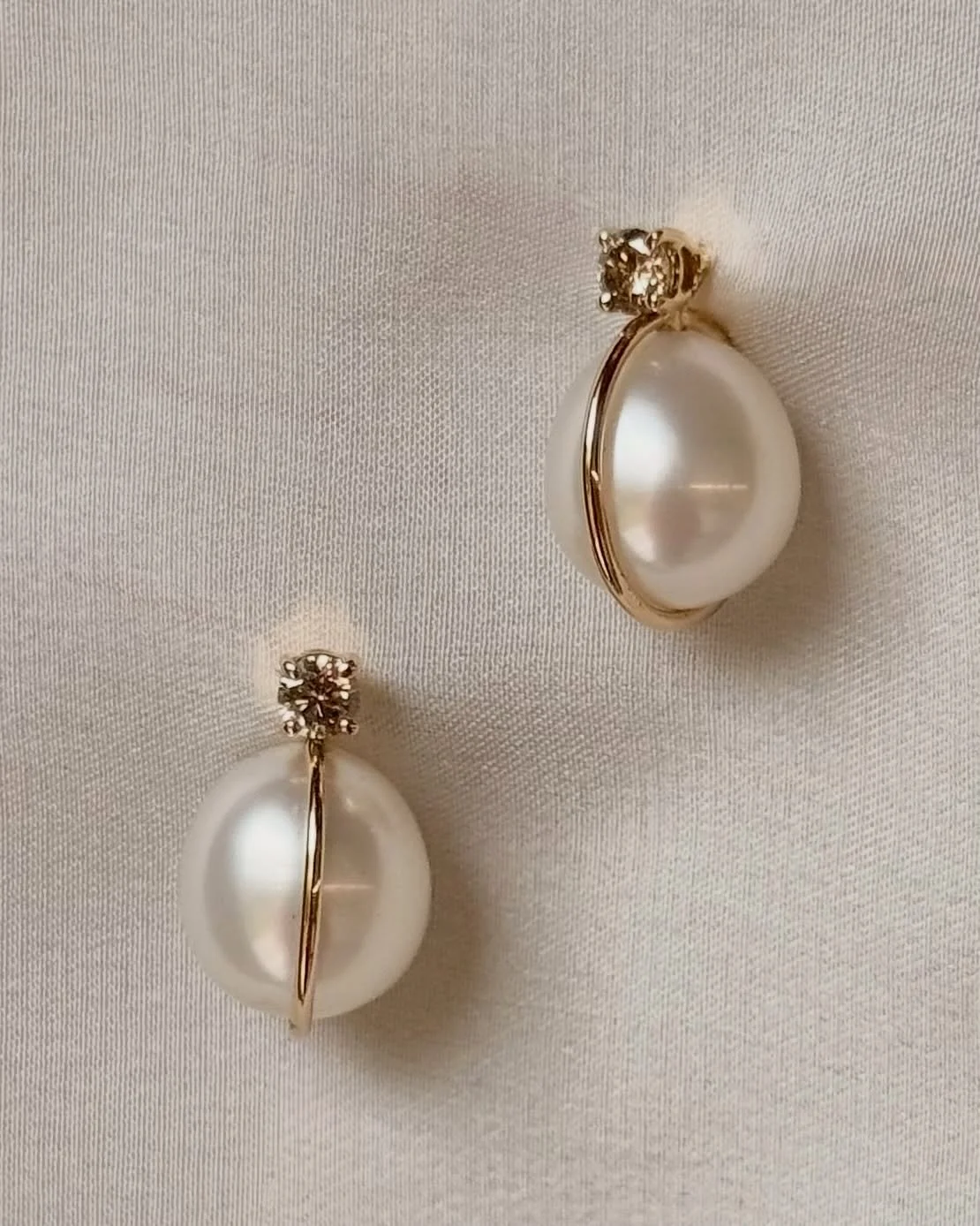 Da questo istante troverete nello shop online questo gioiello che si aggiunge alla collezione Filoperla, gli orecchini esemplare N. 10

Le avete amate e per questo ho riproposto una coppia di magnifiche Perle Australiane o dei Mari del Sud, drop (a g