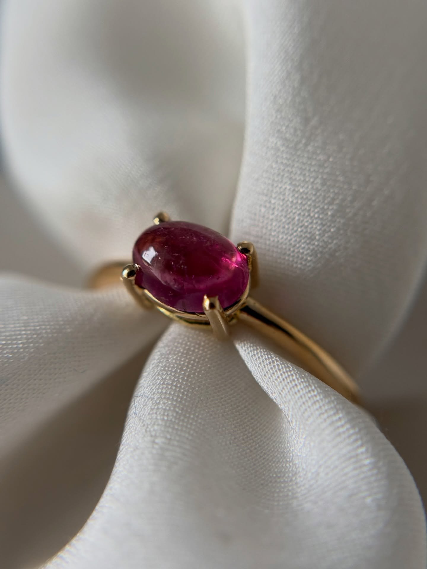 Destinazione Londra per questo pezzo unico.
Ci sono oggetti nati per rincorrere le tendenze e altri nati per restare. ✨

Questo anello appartiene alla seconda categoria, un gioiello Senzatempo, realizzato su misura, unisce il calore dell&rsquo;oro gi